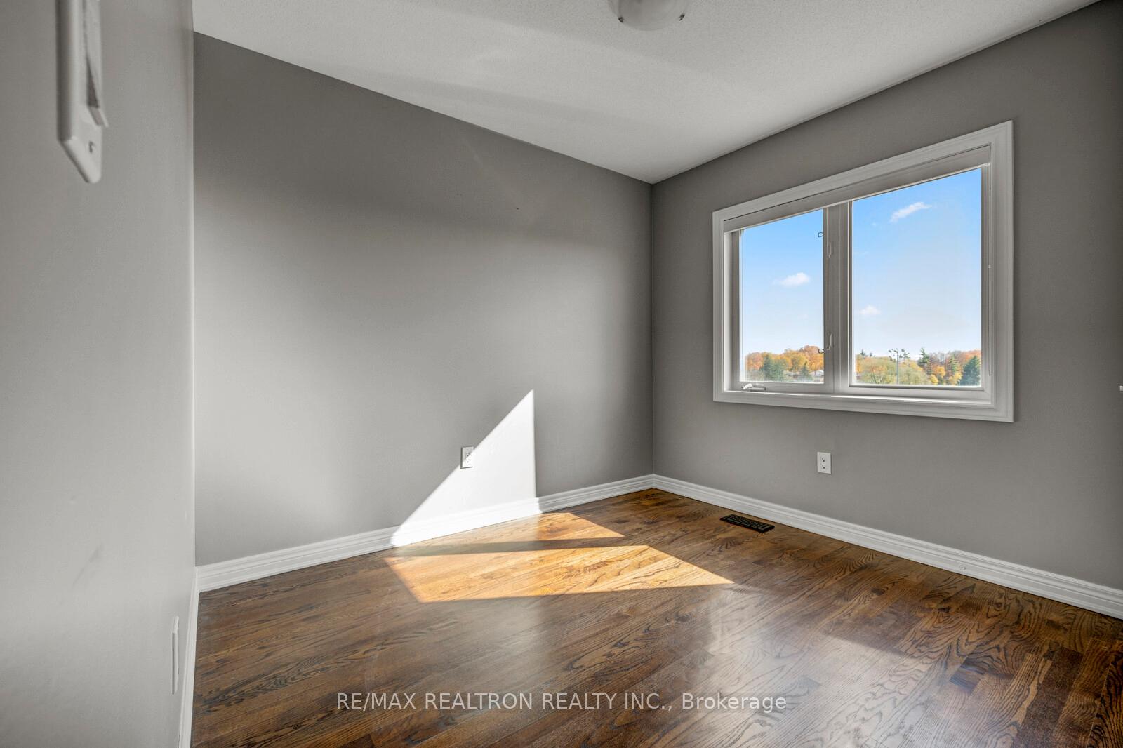 Photo 14 of 136 Vittorio De Luca Drive, Vaughan, East Woodbridge — HOMEH