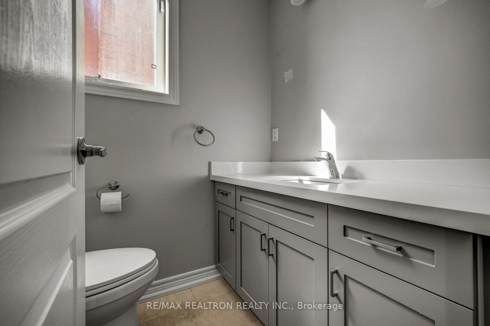 Photo 17 of 136 Vittorio De Luca Drive, Vaughan, East Woodbridge — HOMEH