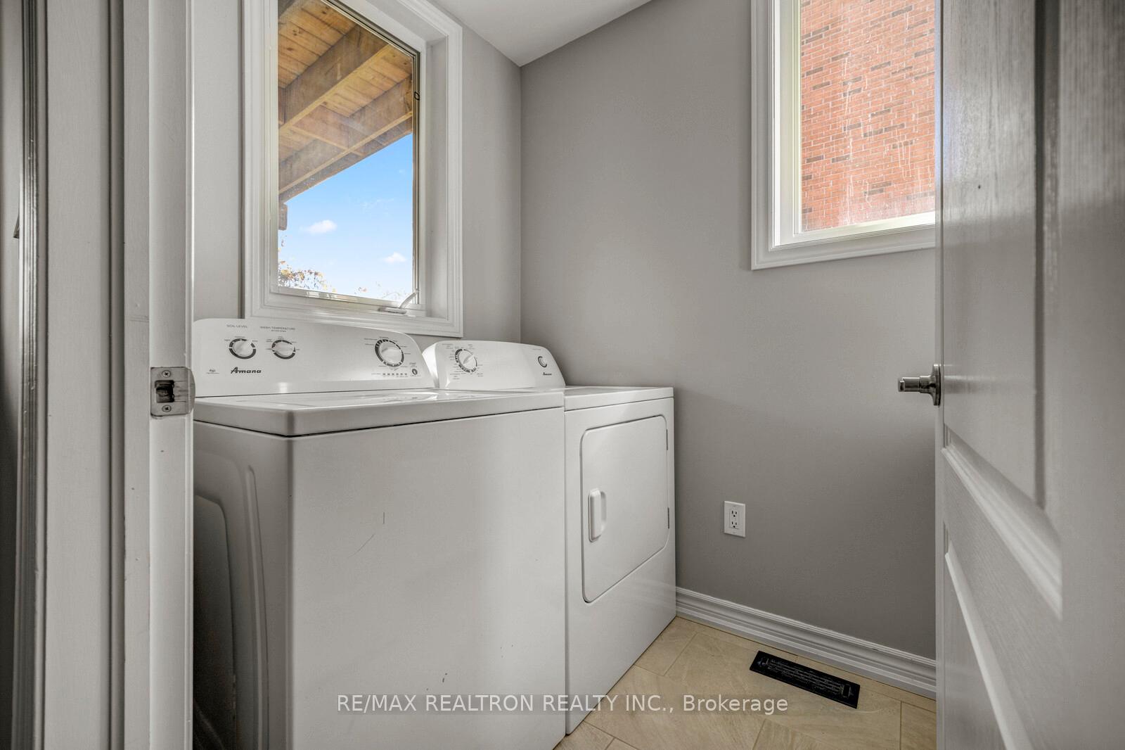 Photo 18 of 136 Vittorio De Luca Drive, Vaughan, East Woodbridge — HOMEH