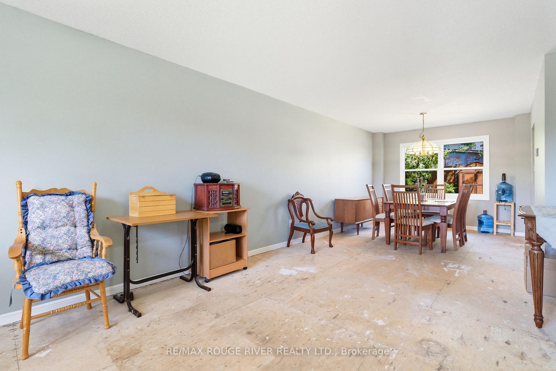 Photo 6 of 21 Hialeah Crescent, Whitby, Blue Grass Meadows — HOMEH