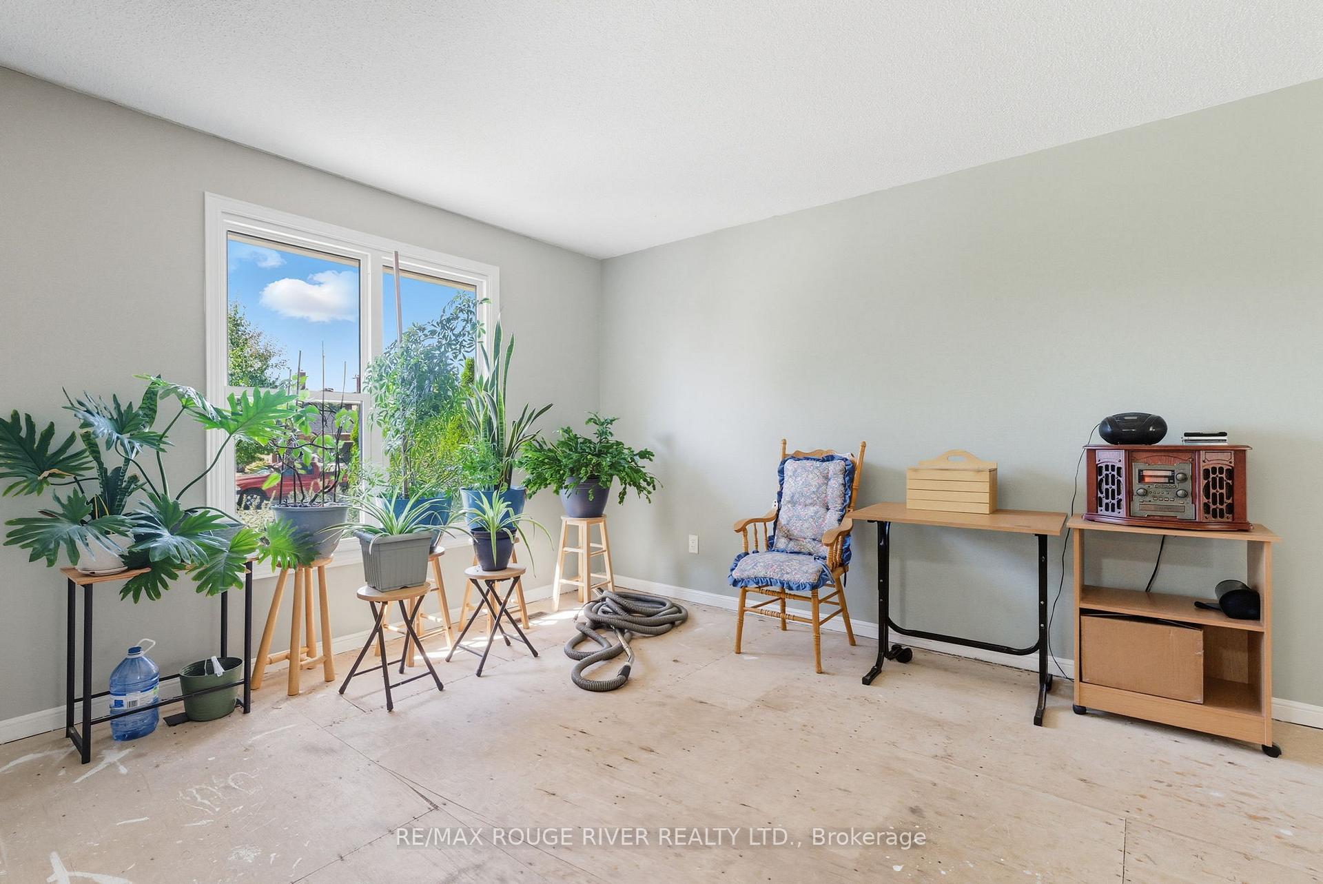 Photo 7 of 21 Hialeah Crescent, Whitby, Blue Grass Meadows — HOMEH