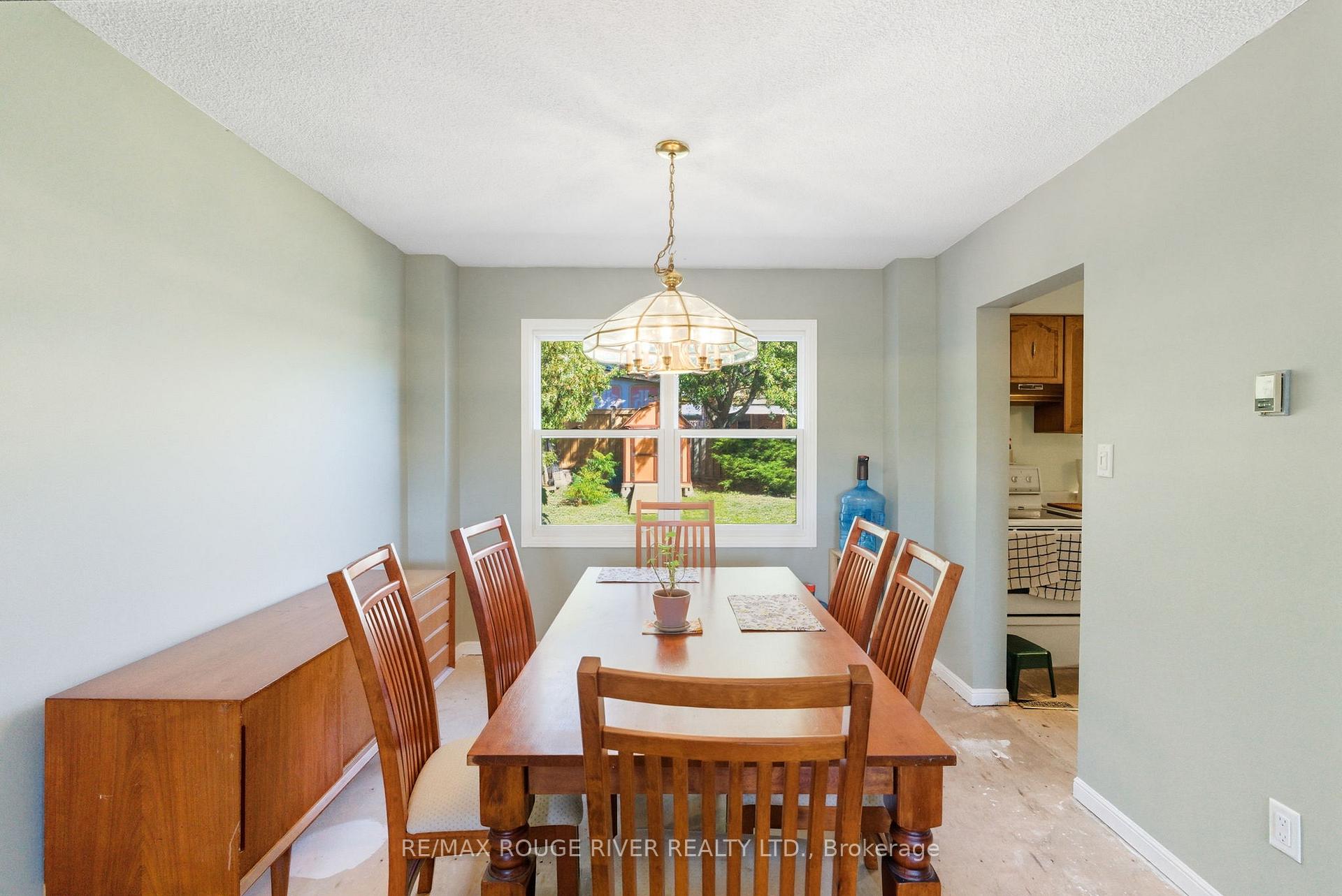 Photo 8 of 21 Hialeah Crescent, Whitby, Blue Grass Meadows — HOMEH