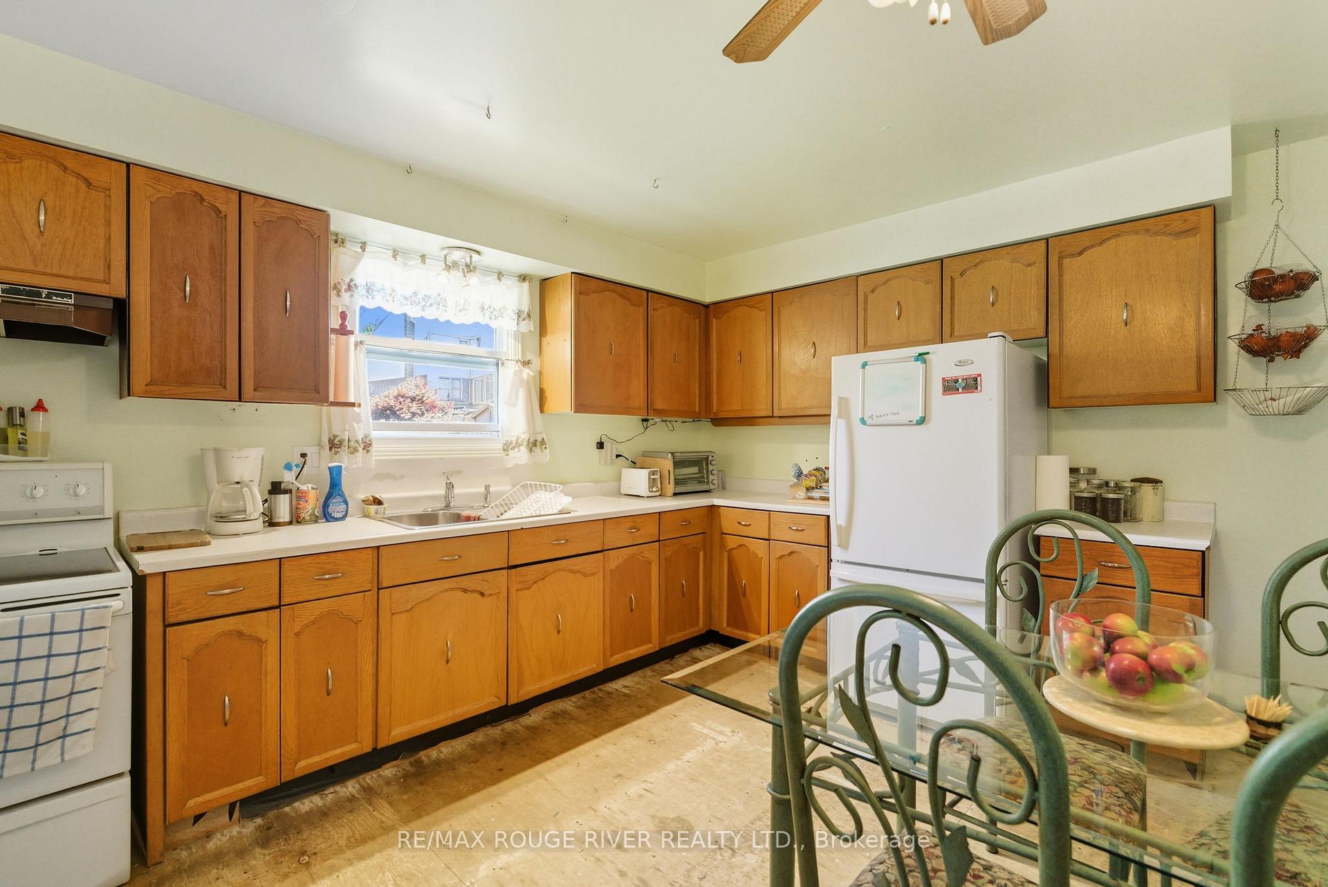 Photo 11 of 21 Hialeah Crescent, Whitby, Blue Grass Meadows — HOMEH