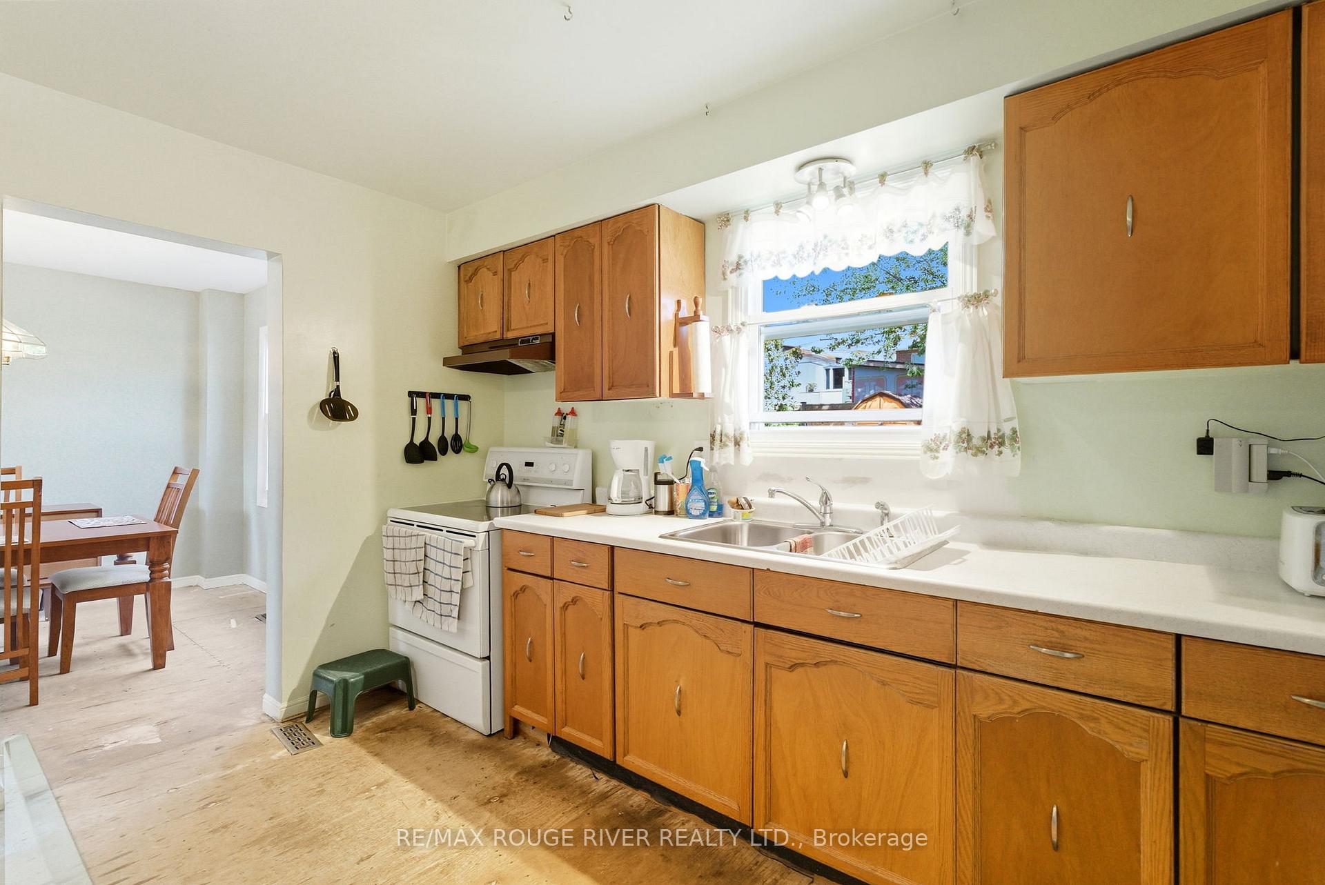 Photo 12 of 21 Hialeah Crescent, Whitby, Blue Grass Meadows — HOMEH