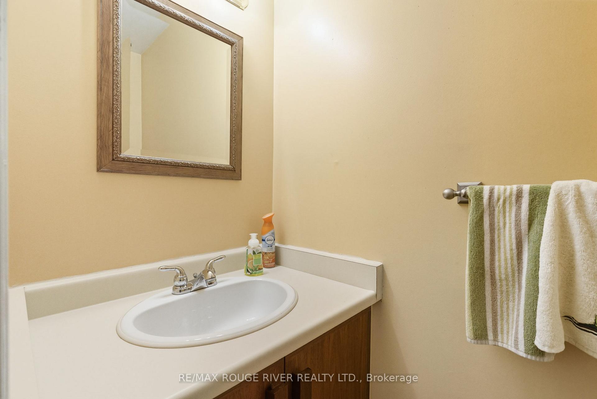 Photo 16 of 21 Hialeah Crescent, Whitby, Blue Grass Meadows — HOMEH