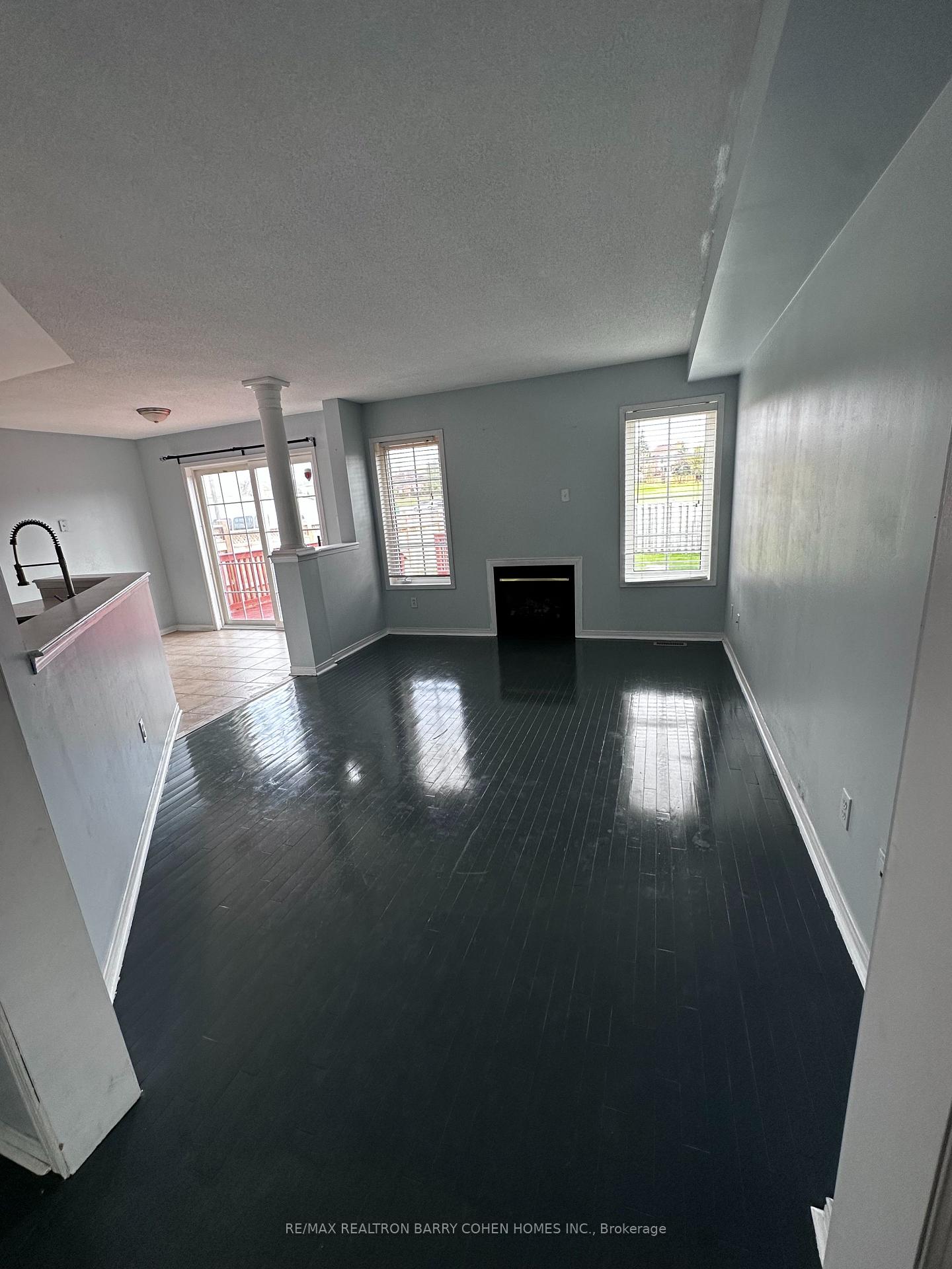 Photo 3 of 256 Willowbrook Drive E, Whitby, Pringle Creek — HOMEH