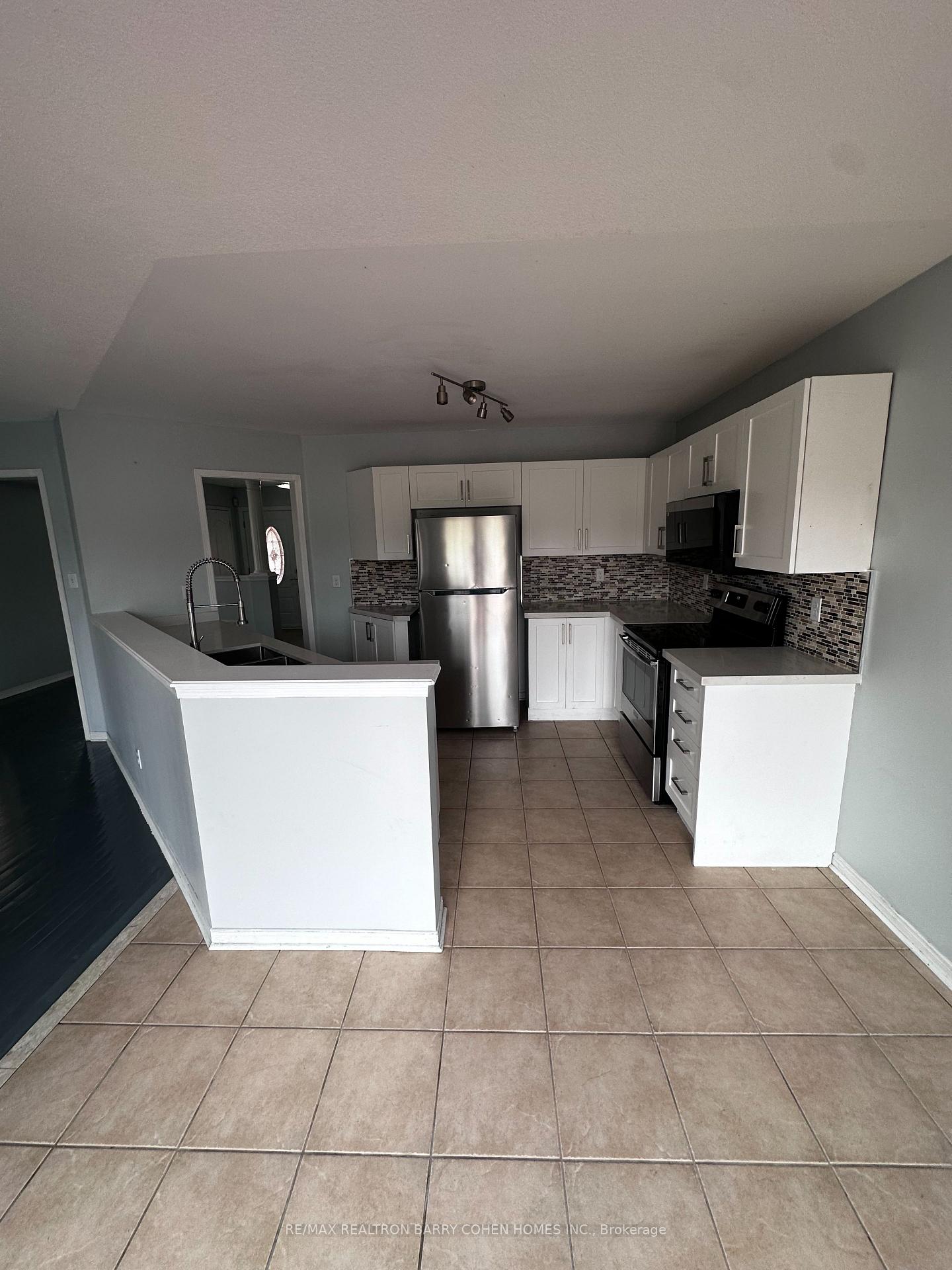Photo 6 of 256 Willowbrook Drive E, Whitby, Pringle Creek — HOMEH