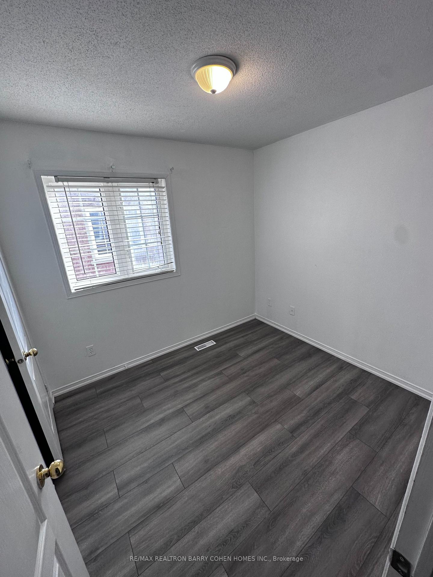 Photo 10 of 256 Willowbrook Drive E, Whitby, Pringle Creek — HOMEH