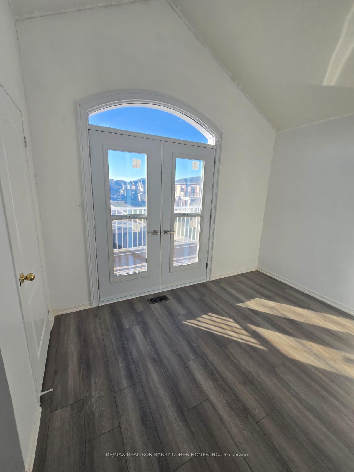 Photo 13 of 256 Willowbrook Drive E, Whitby, Pringle Creek — HOMEH