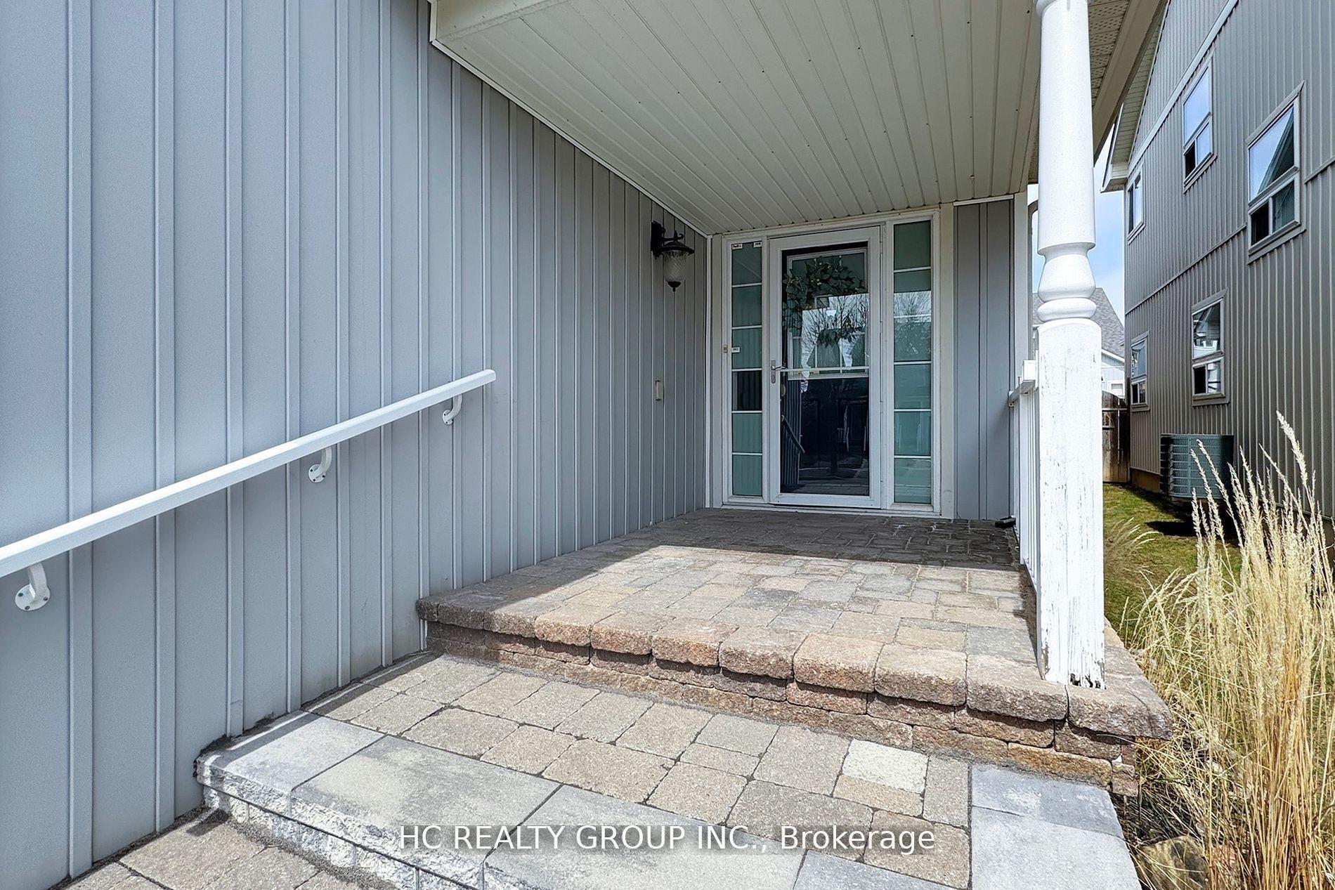 Photo 3 of 8 Beaumaris Crescent, Whitby, Brooklin — HOMEH