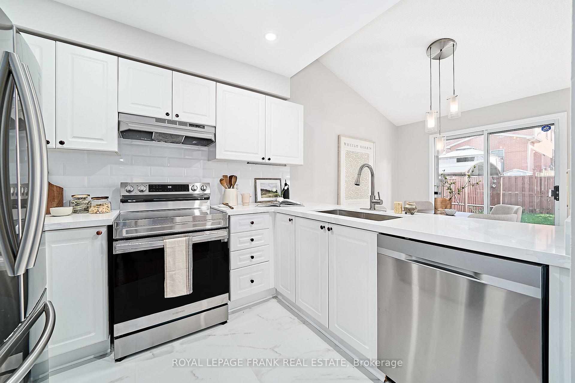 Photo 10 of 113 Bach Avenue, Whitby, Rolling Acres — HOMEH