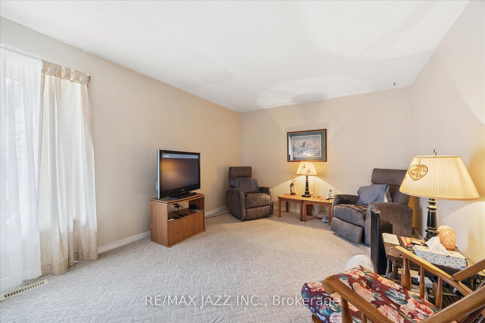 Photo 7 of 24 Large Crescent, Ajax, Central West — HOMEH