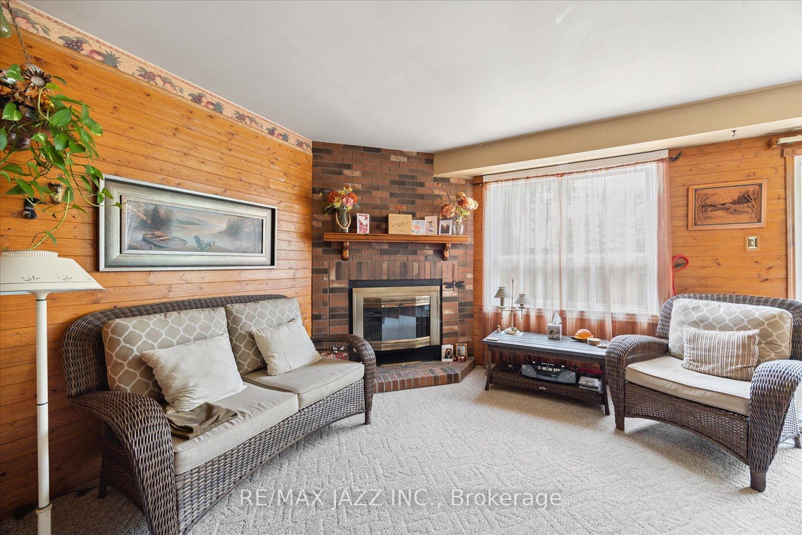 Photo 8 of 24 Large Crescent, Ajax, Central West — HOMEH