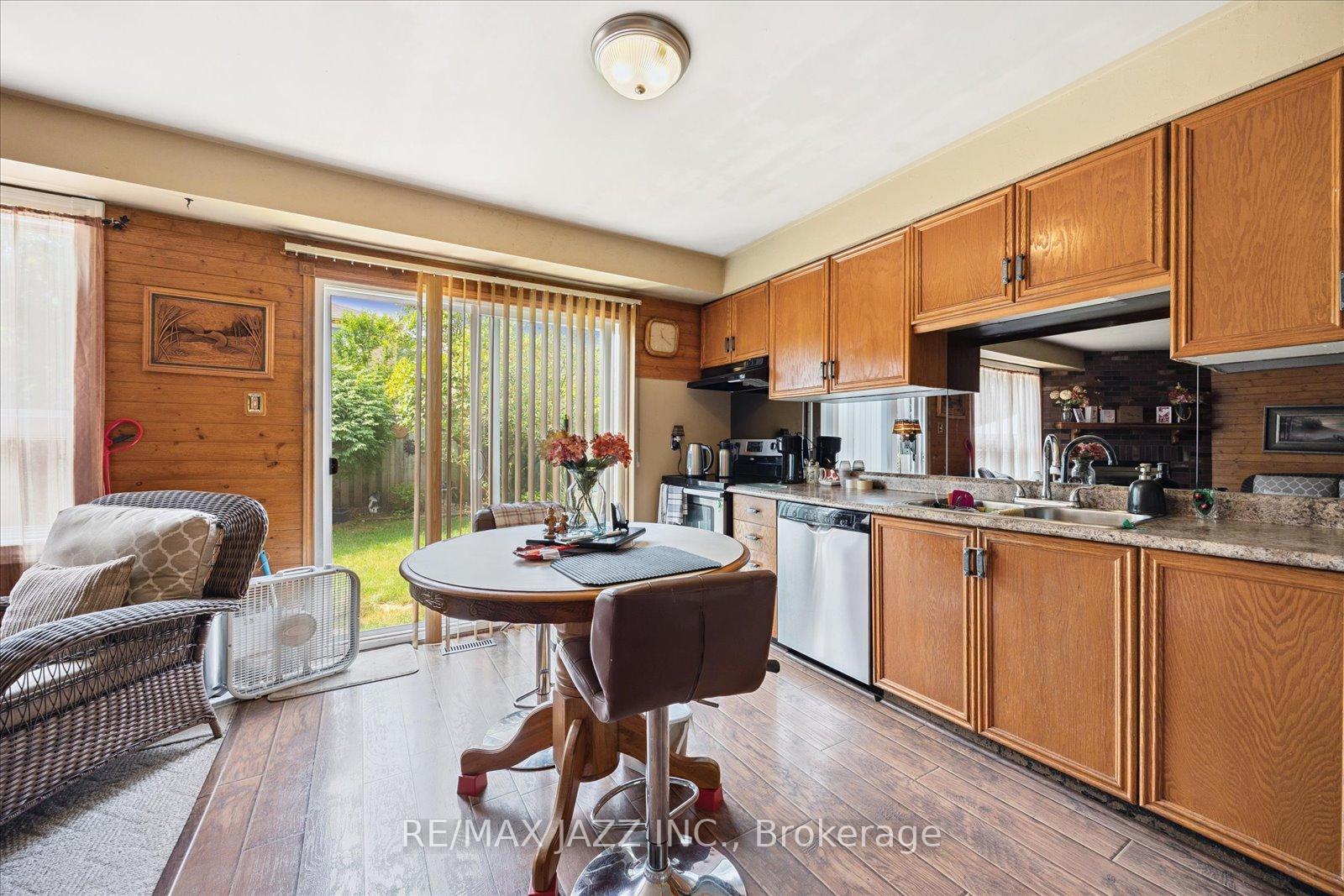 Photo 11 of 24 Large Crescent, Ajax, Central West — HOMEH