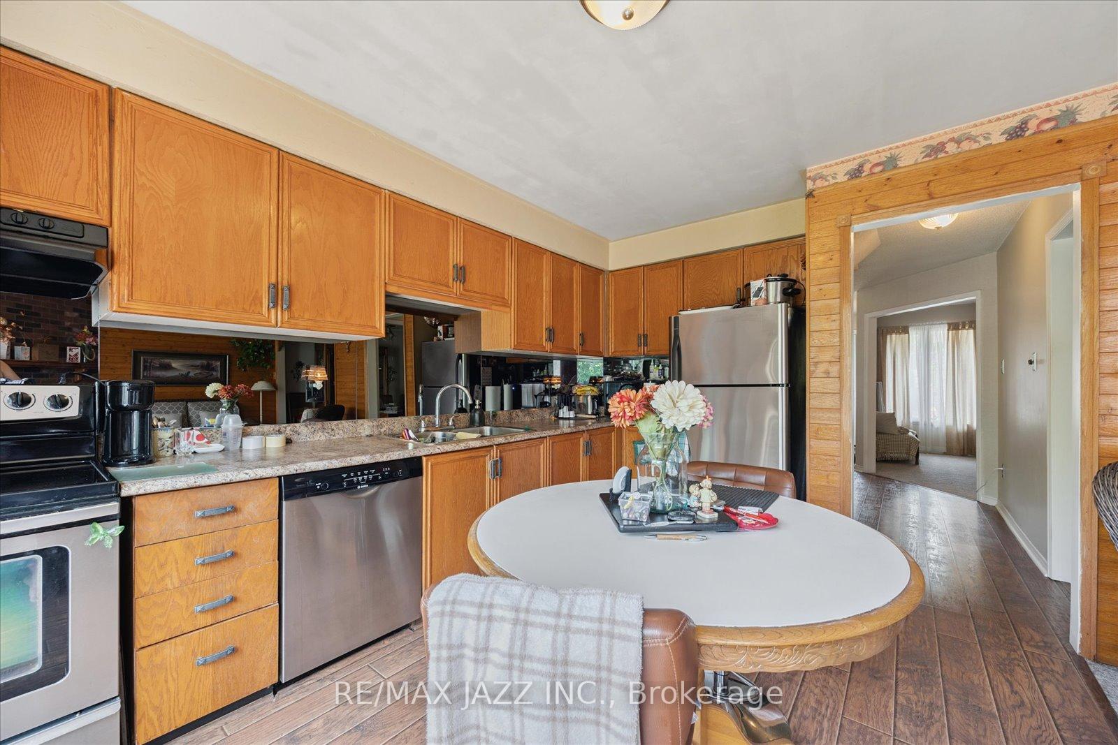 Photo 13 of 24 Large Crescent, Ajax, Central West — HOMEH