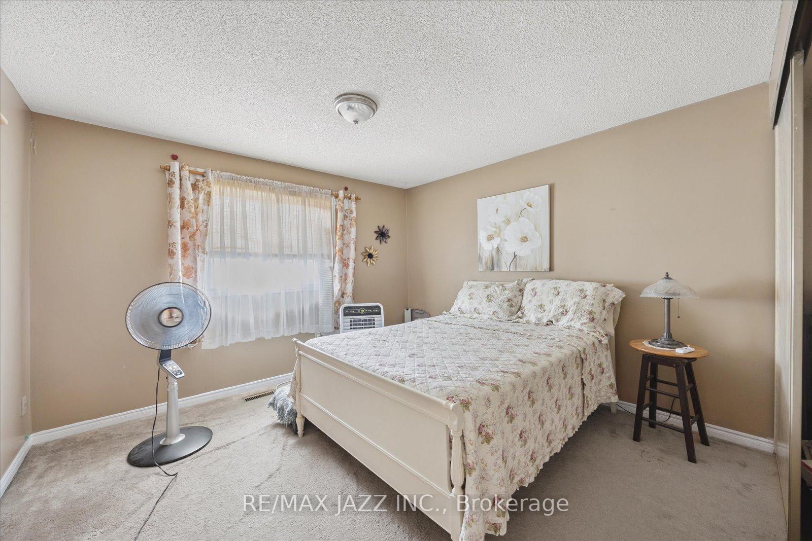 Photo 25 of 24 Large Crescent, Ajax, Central West — HOMEH