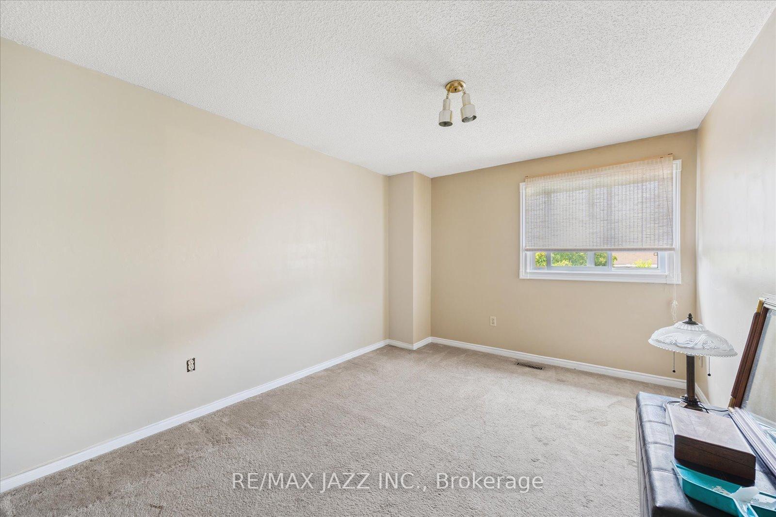 Photo 16 of 24 Large Crescent, Ajax, Central West — HOMEH