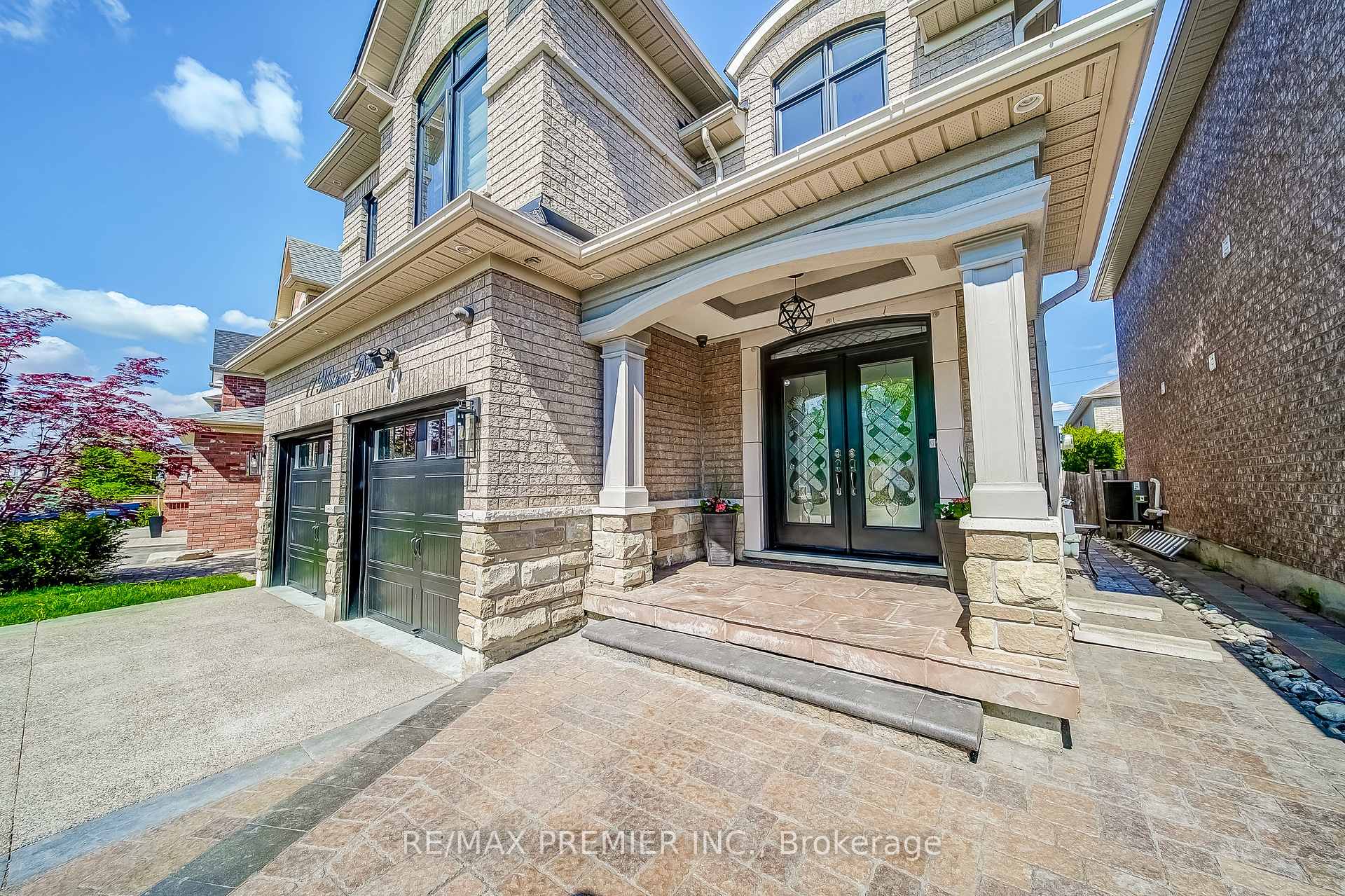 Photo 3 of 17 Massimo Drive, Vaughan, West Woodbridge — HOMEH