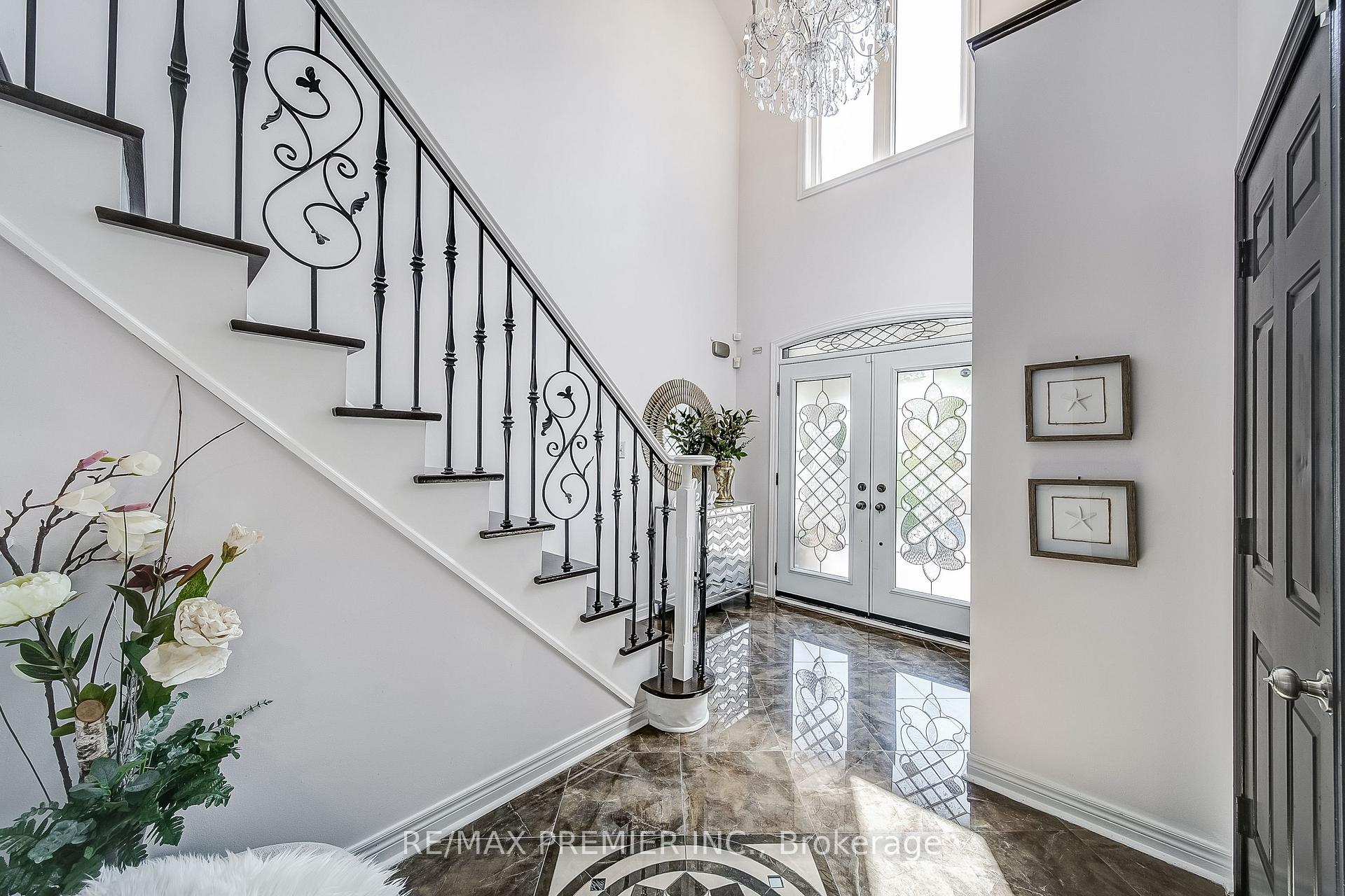 Photo 4 of 17 Massimo Drive, Vaughan, West Woodbridge — HOMEH