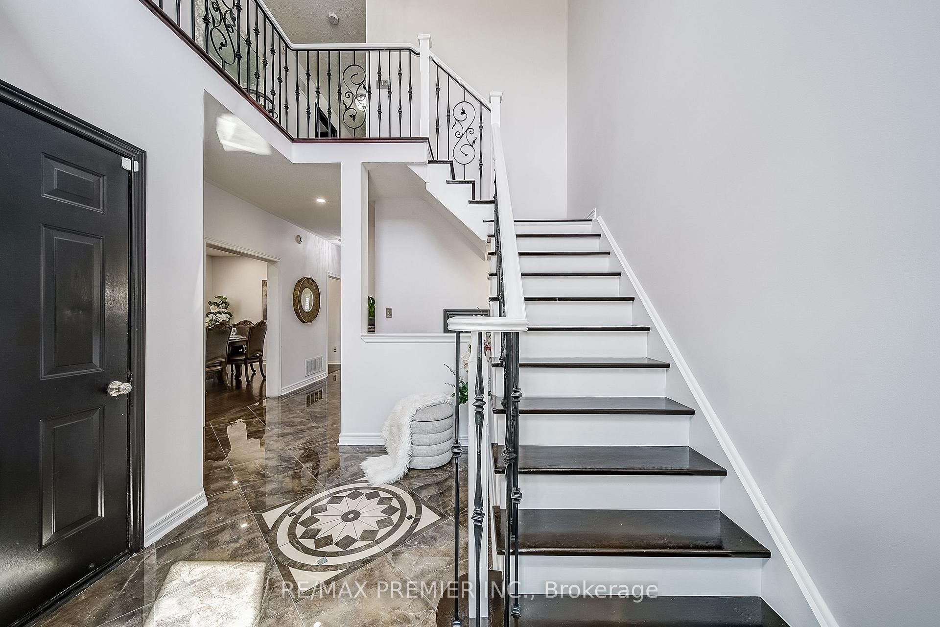 Photo 5 of 17 Massimo Drive, Vaughan, West Woodbridge — HOMEH