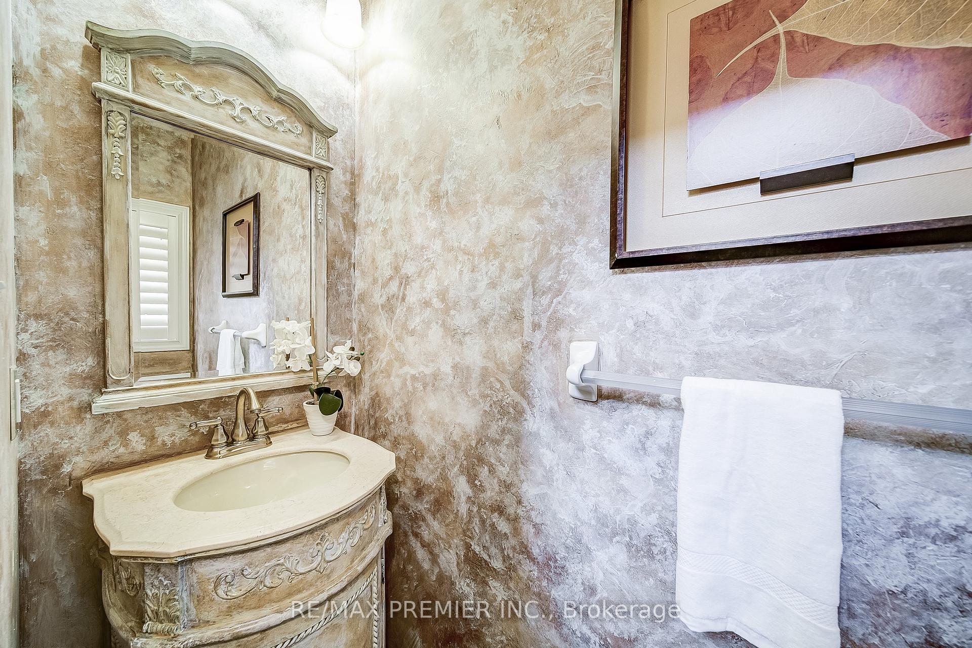Photo 6 of 17 Massimo Drive, Vaughan, West Woodbridge — HOMEH