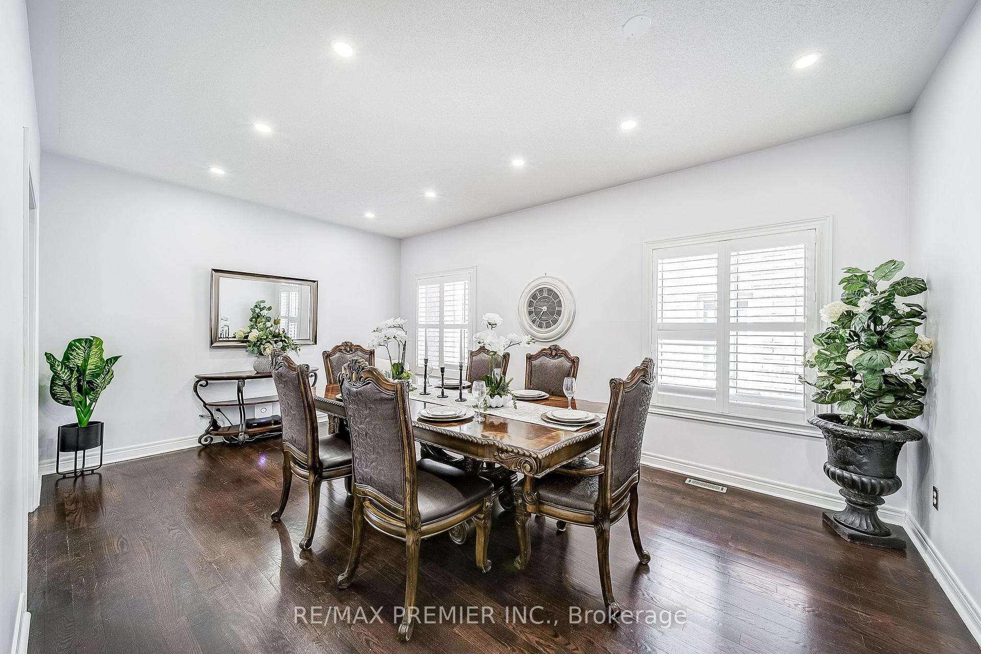 Photo 7 of 17 Massimo Drive, Vaughan, West Woodbridge — HOMEH