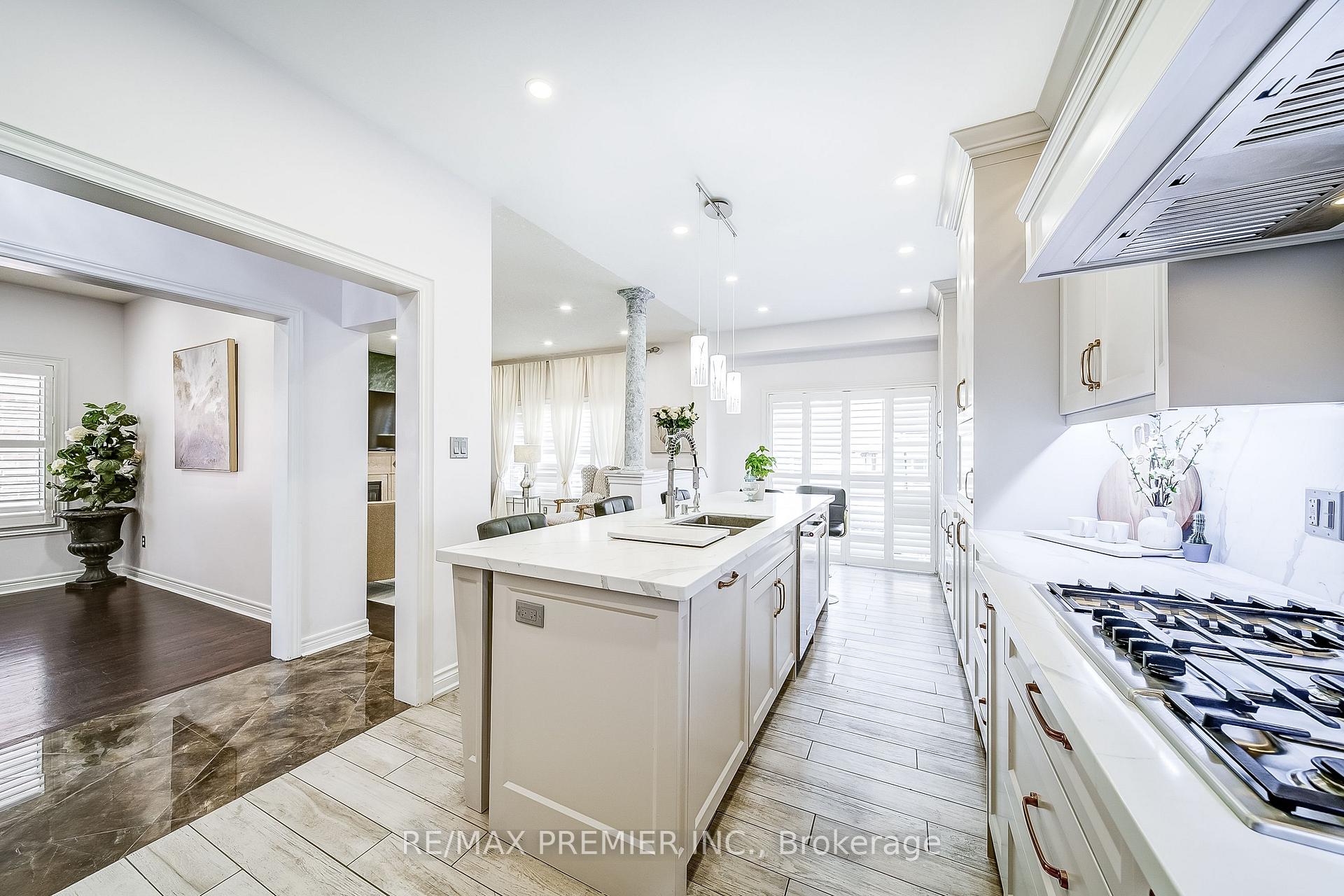 Photo 10 of 17 Massimo Drive, Vaughan, West Woodbridge — HOMEH