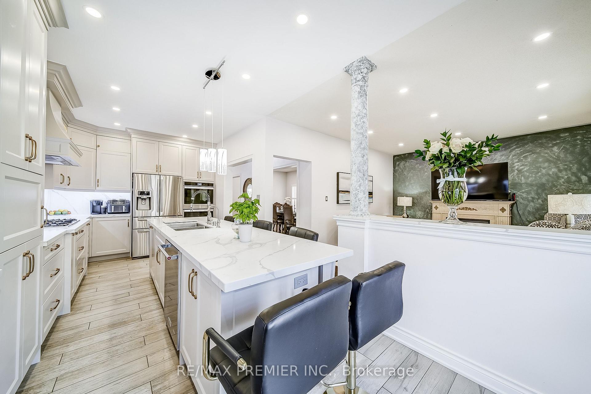 Photo 11 of 17 Massimo Drive, Vaughan, West Woodbridge — HOMEH