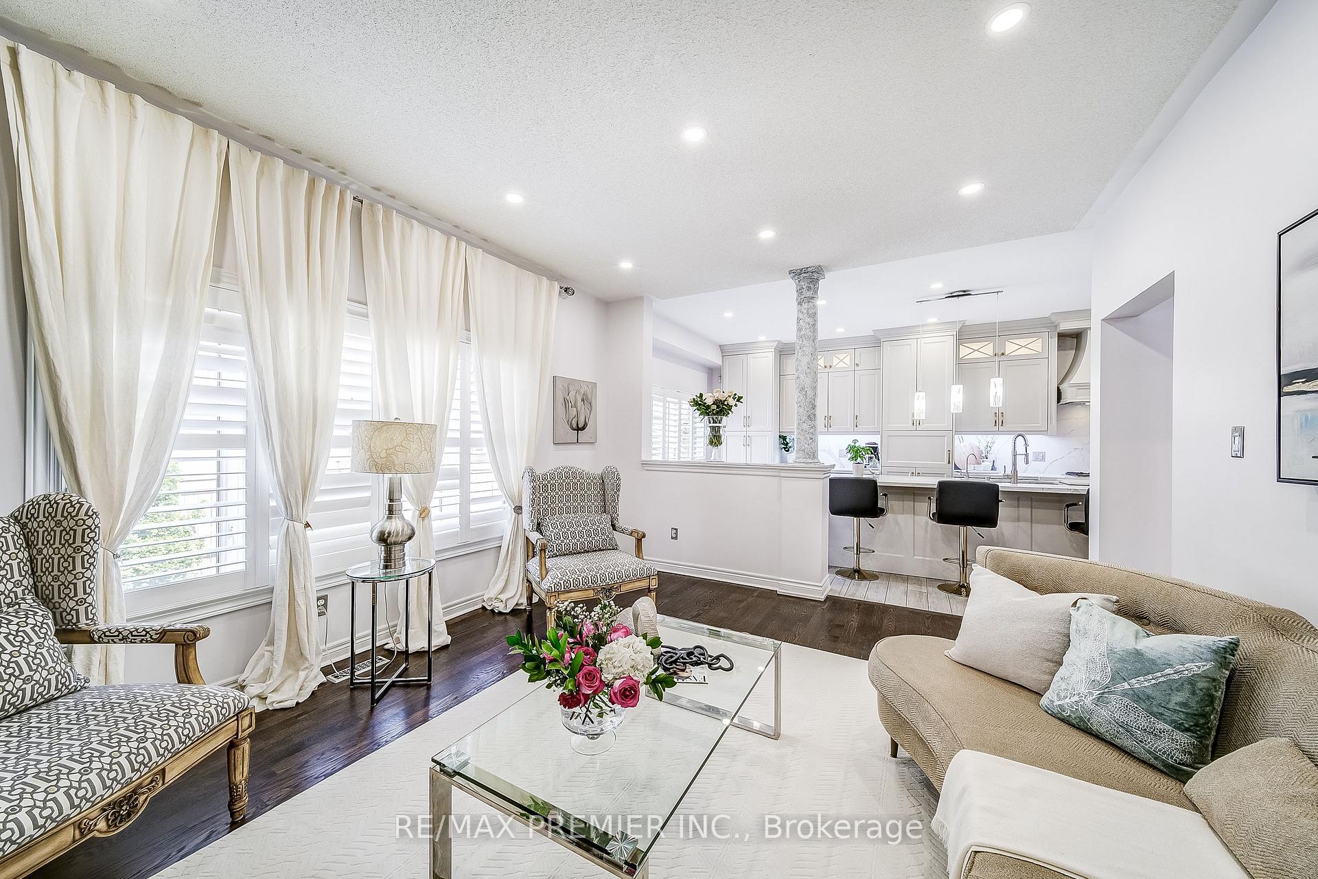 Photo 13 of 17 Massimo Drive, Vaughan, West Woodbridge — HOMEH