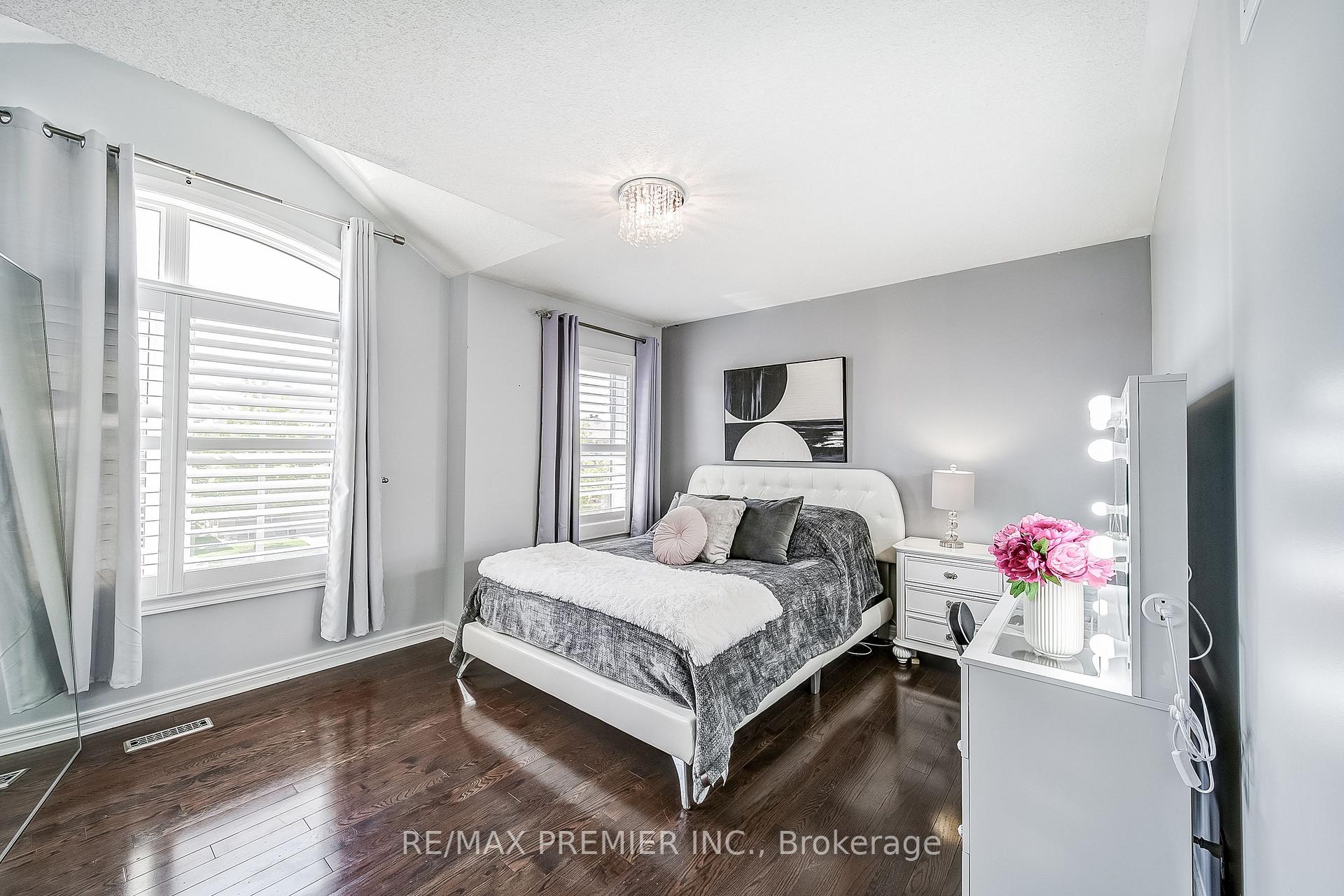 Photo 15 of 17 Massimo Drive, Vaughan, West Woodbridge — HOMEH