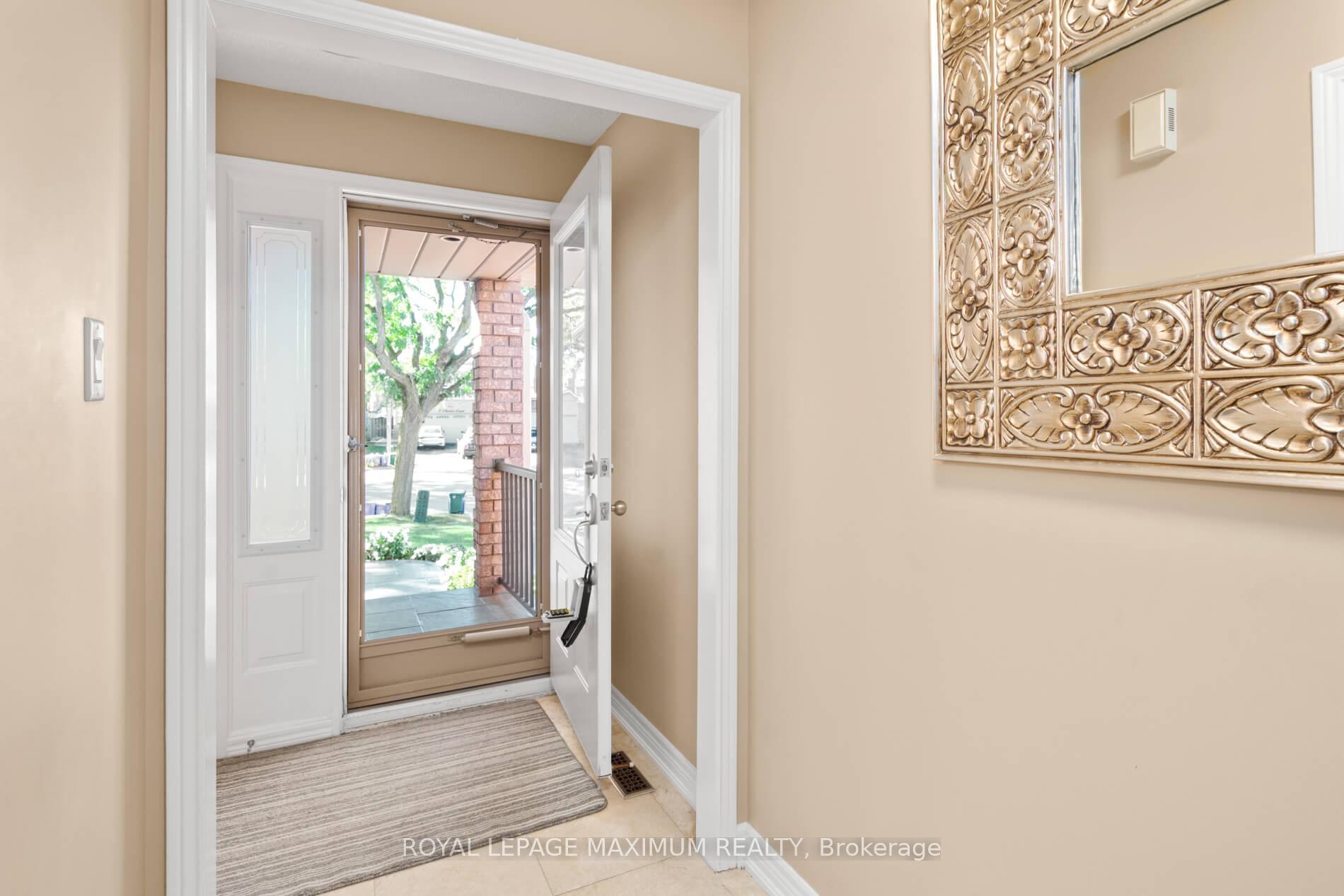 Photo 3 of 12 Checker Court, Vaughan, Brownridge — HOMEH