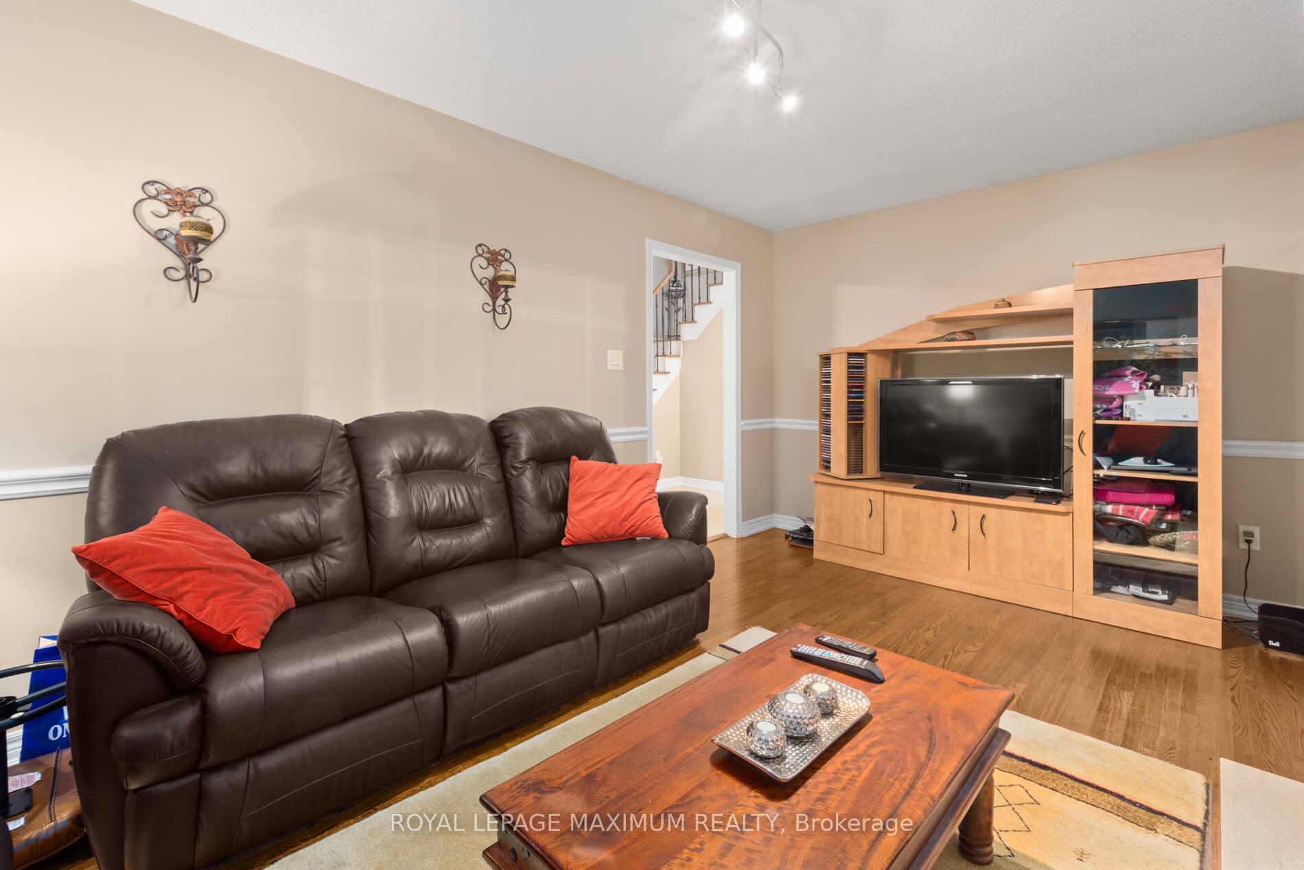 Photo 7 of 12 Checker Court, Vaughan, Brownridge — HOMEH