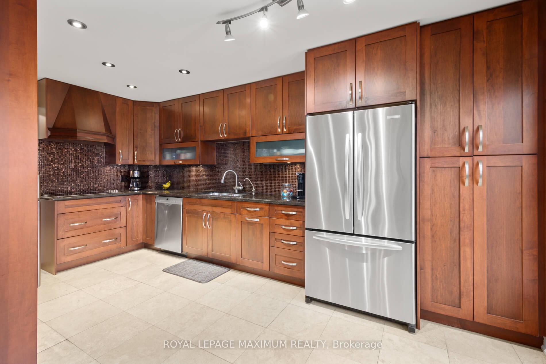 Photo 13 of 12 Checker Court, Vaughan, Brownridge — HOMEH