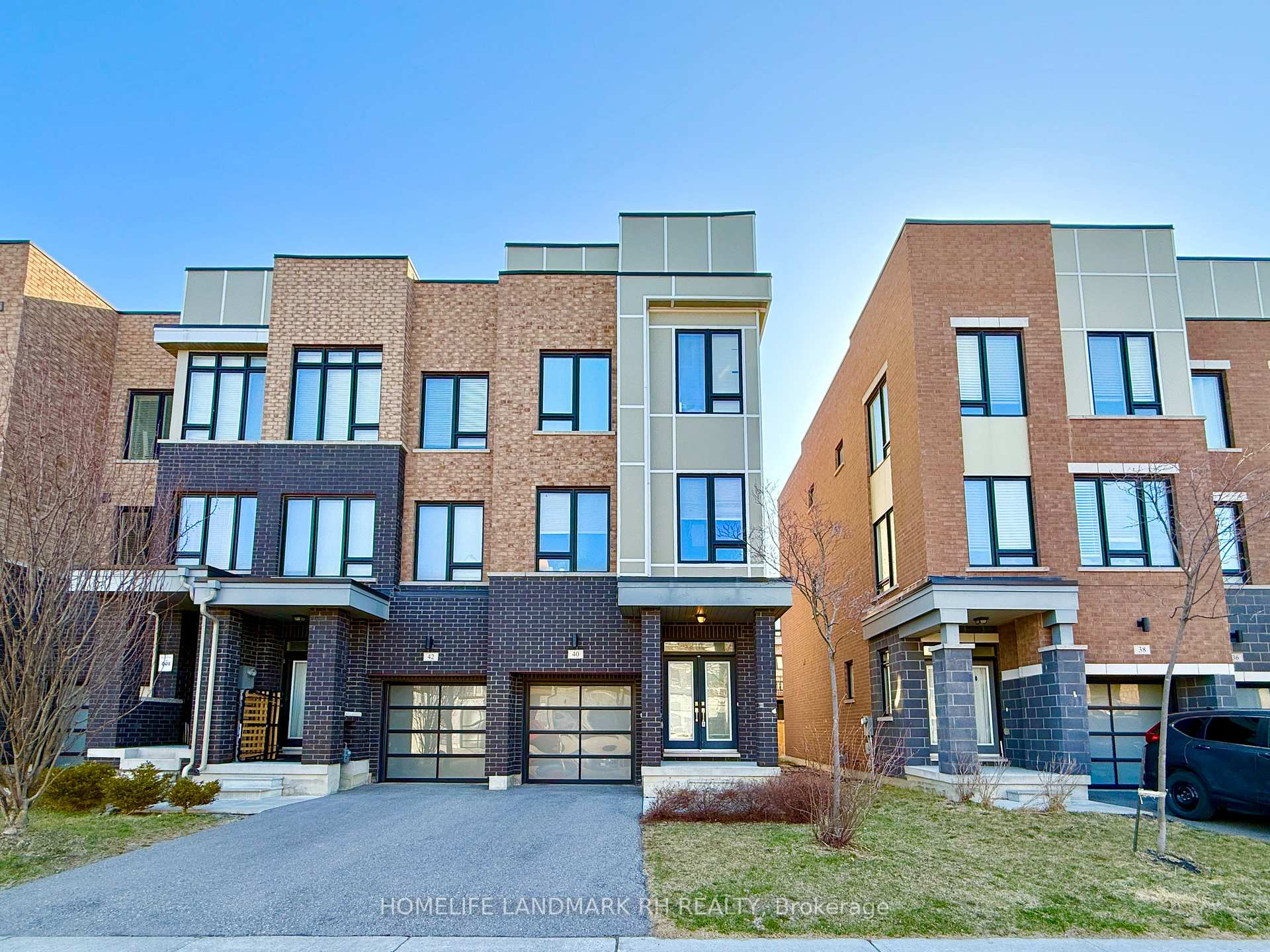 Photo 2 of 40 Fancamp Drive, Vaughan, Maple — HOMEH