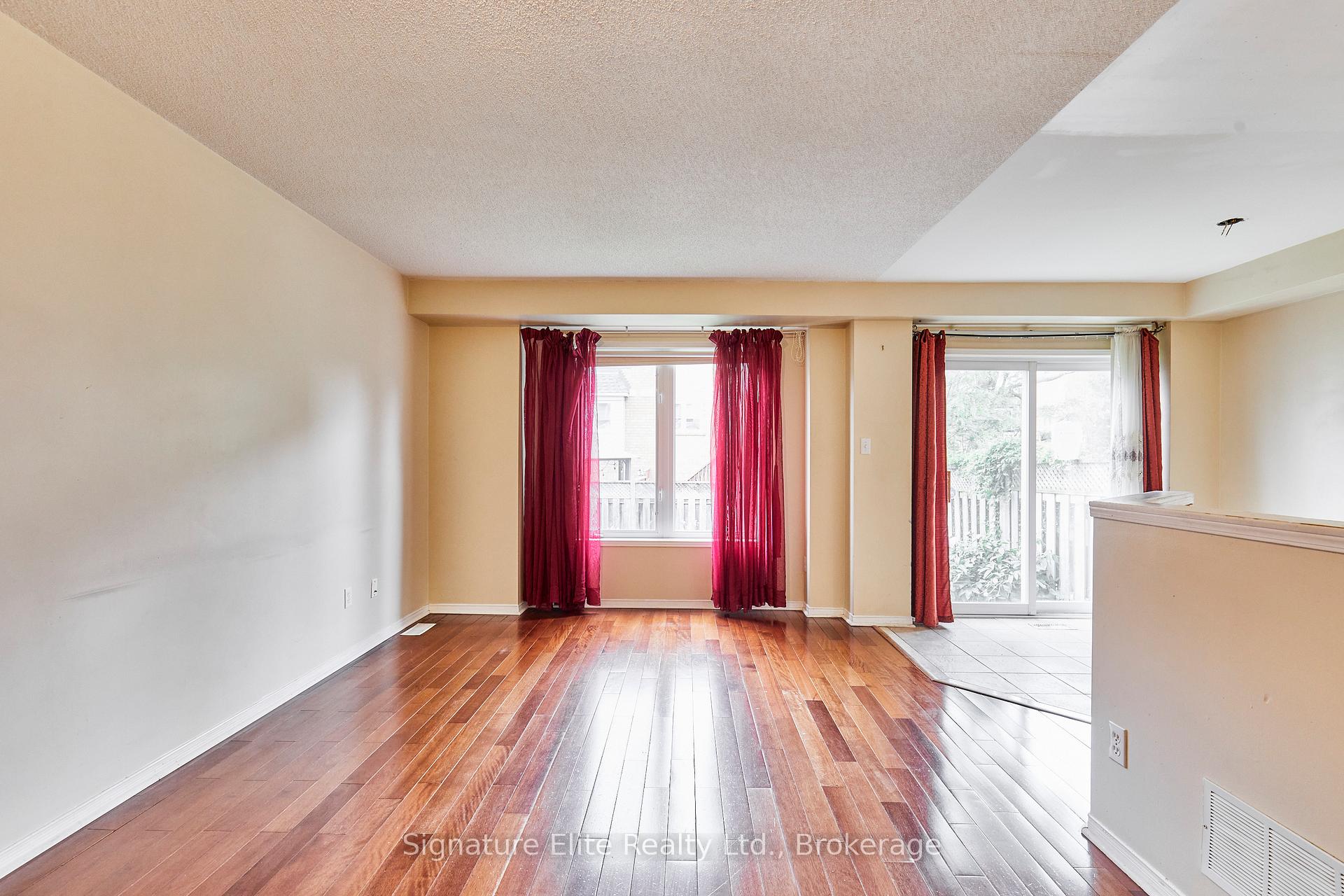 Photo 5 of 112 Stokely Crescent, Whitby, Downtown Whitby — HOMEH
