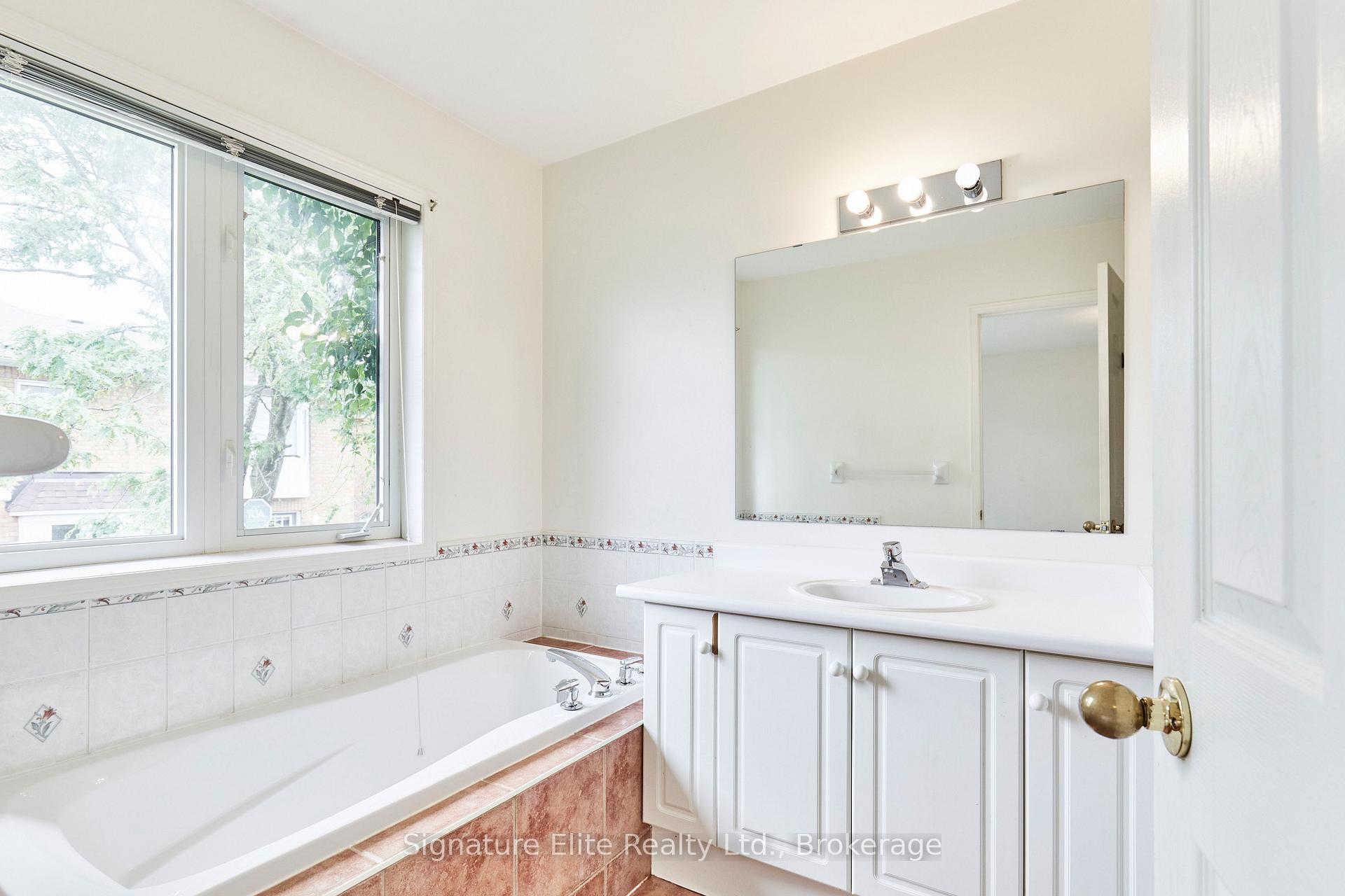 Photo 18 of 112 Stokely Crescent, Whitby, Downtown Whitby — HOMEH