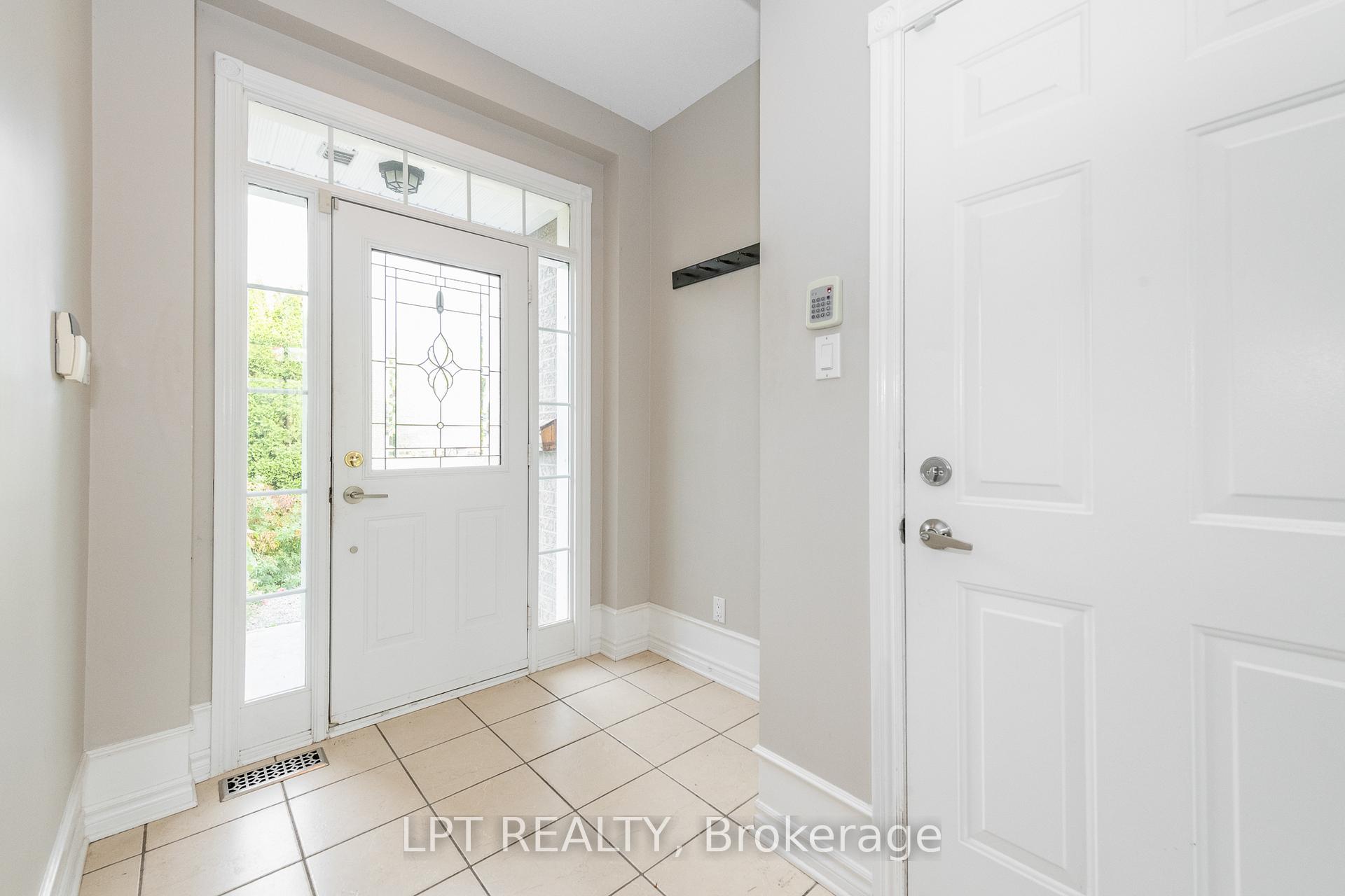Photo 2 of 805 Schooner Crescent, Ottawa, Riverside South/Gloucester Glen — HOMEH