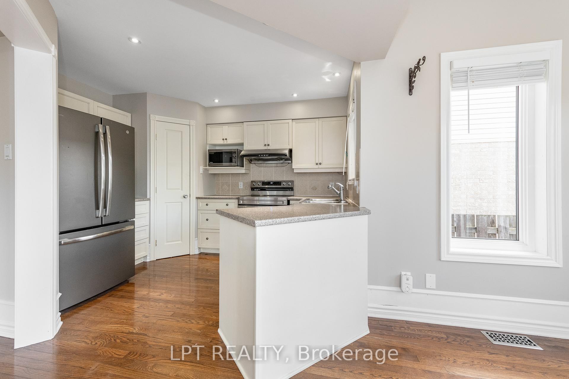 Photo 10 of 805 Schooner Crescent, Ottawa, Riverside South/Gloucester Glen — HOMEH