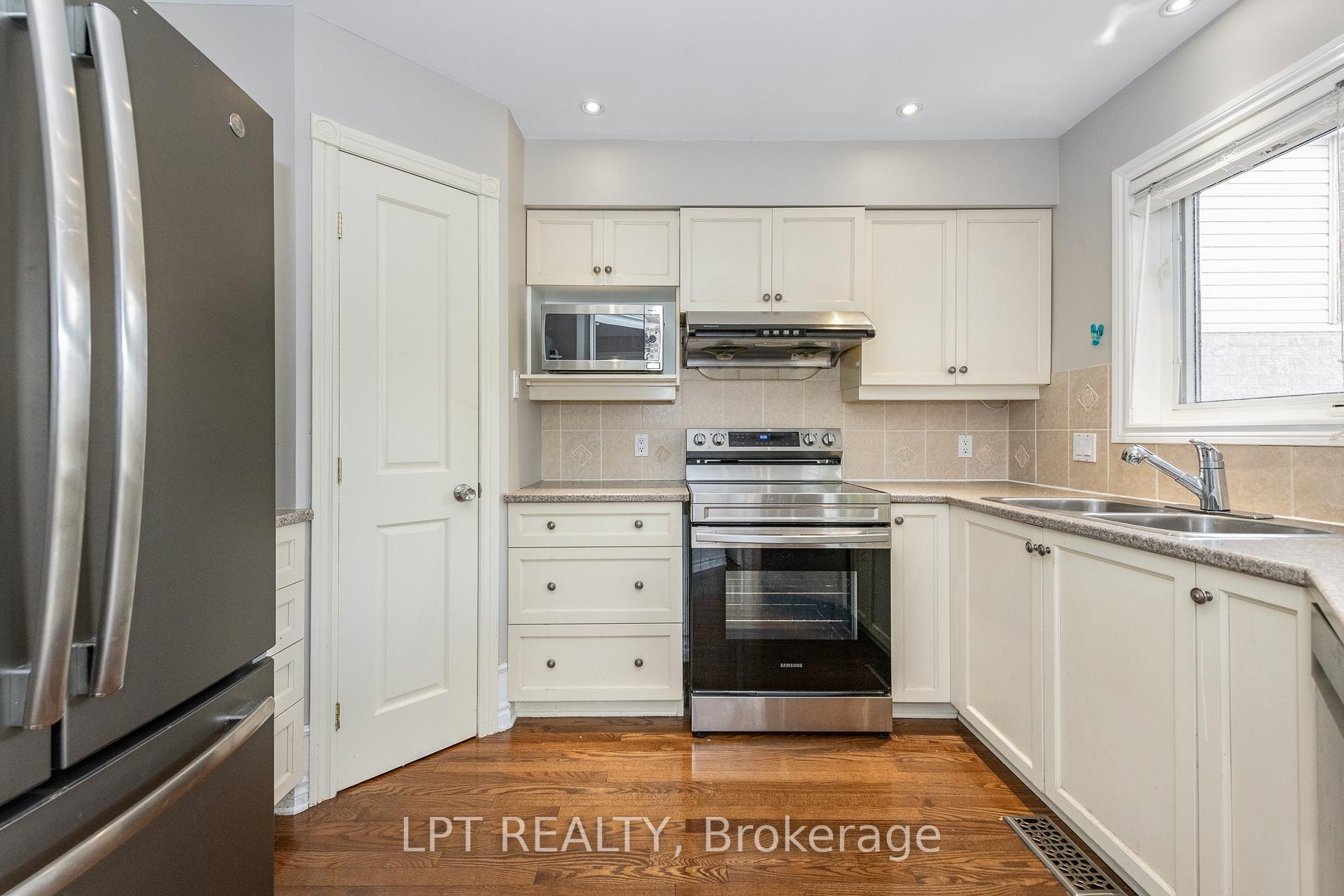 Photo 15 of 805 Schooner Crescent, Ottawa, Riverside South/Gloucester Glen — HOMEH