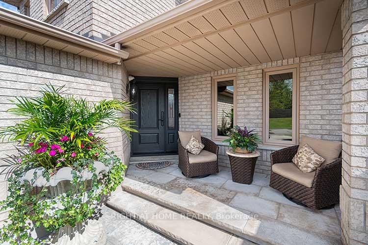 Photo 2 of 166 Royalpark Way, Vaughan, Elder Mills — HOMEH