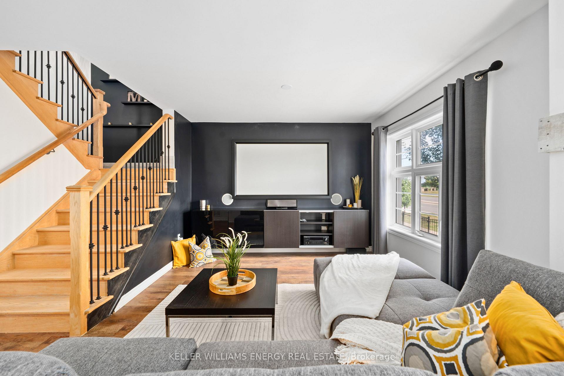 Photo 4 of 3 Cornerside Way, Whitby, Brooklin — HOMEH