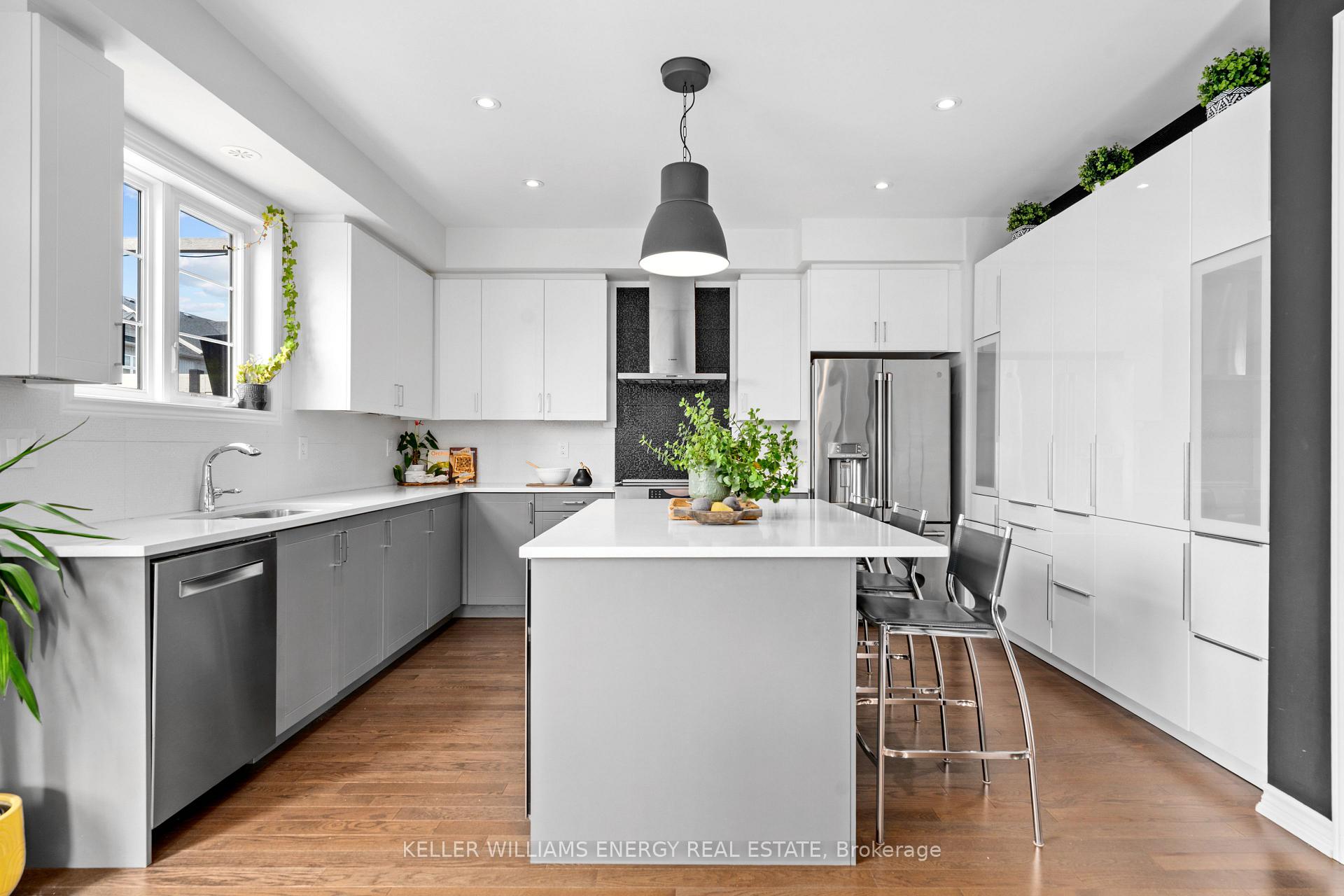 Photo 10 of 3 Cornerside Way, Whitby, Brooklin — HOMEH