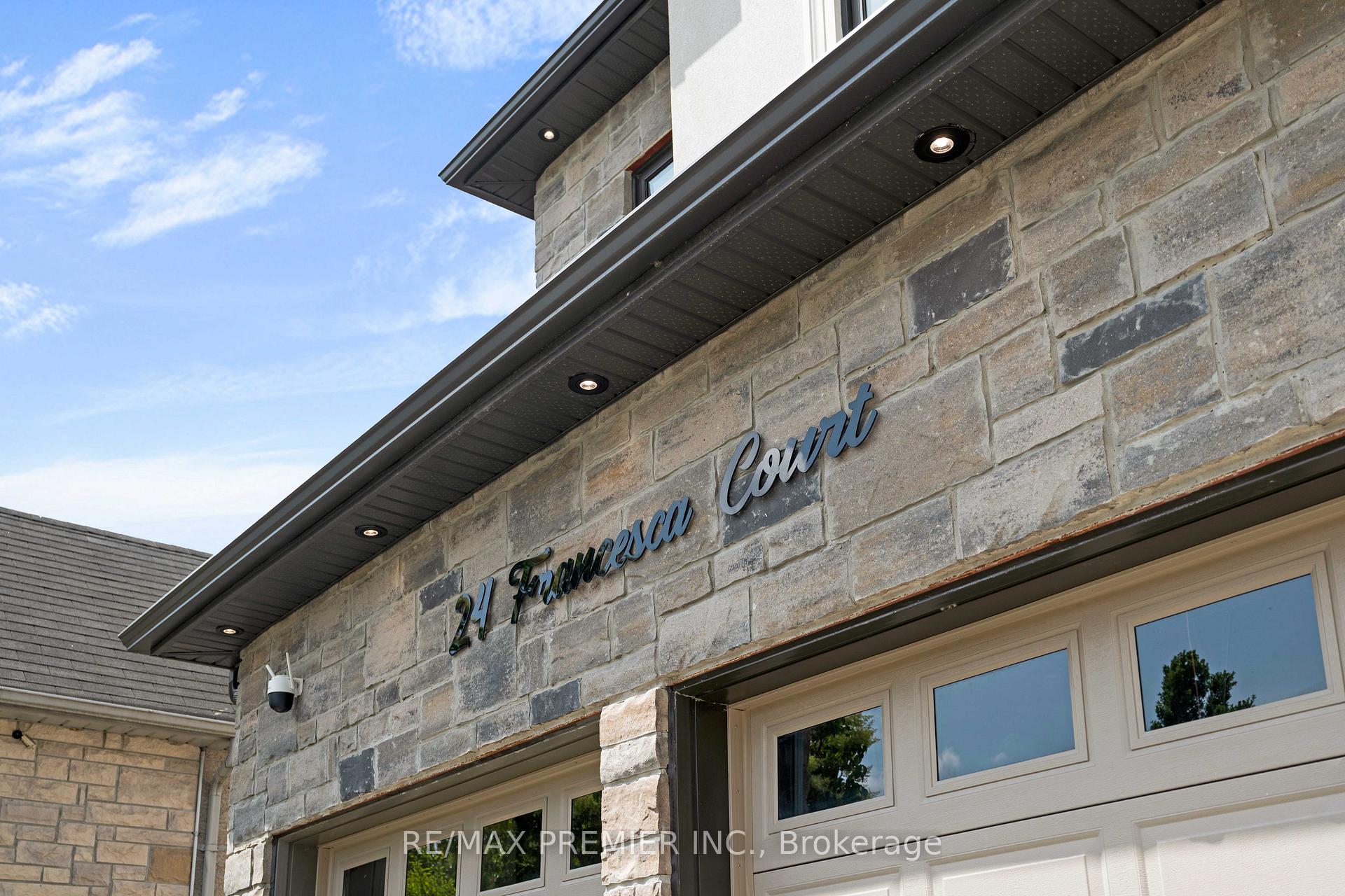 Photo 3 of 24 Francesca Court, Vaughan, East Woodbridge — HOMEH