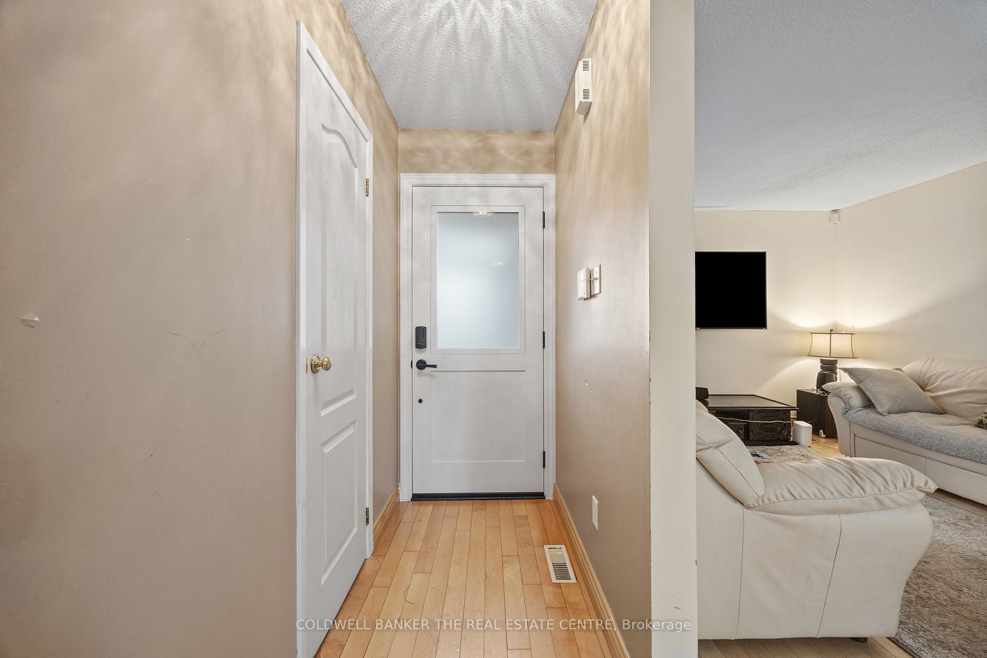Photo 4 of 32 Rejane Crescent, Vaughan, Crestwood-Springfarm-Yorkhill — HOMEH
