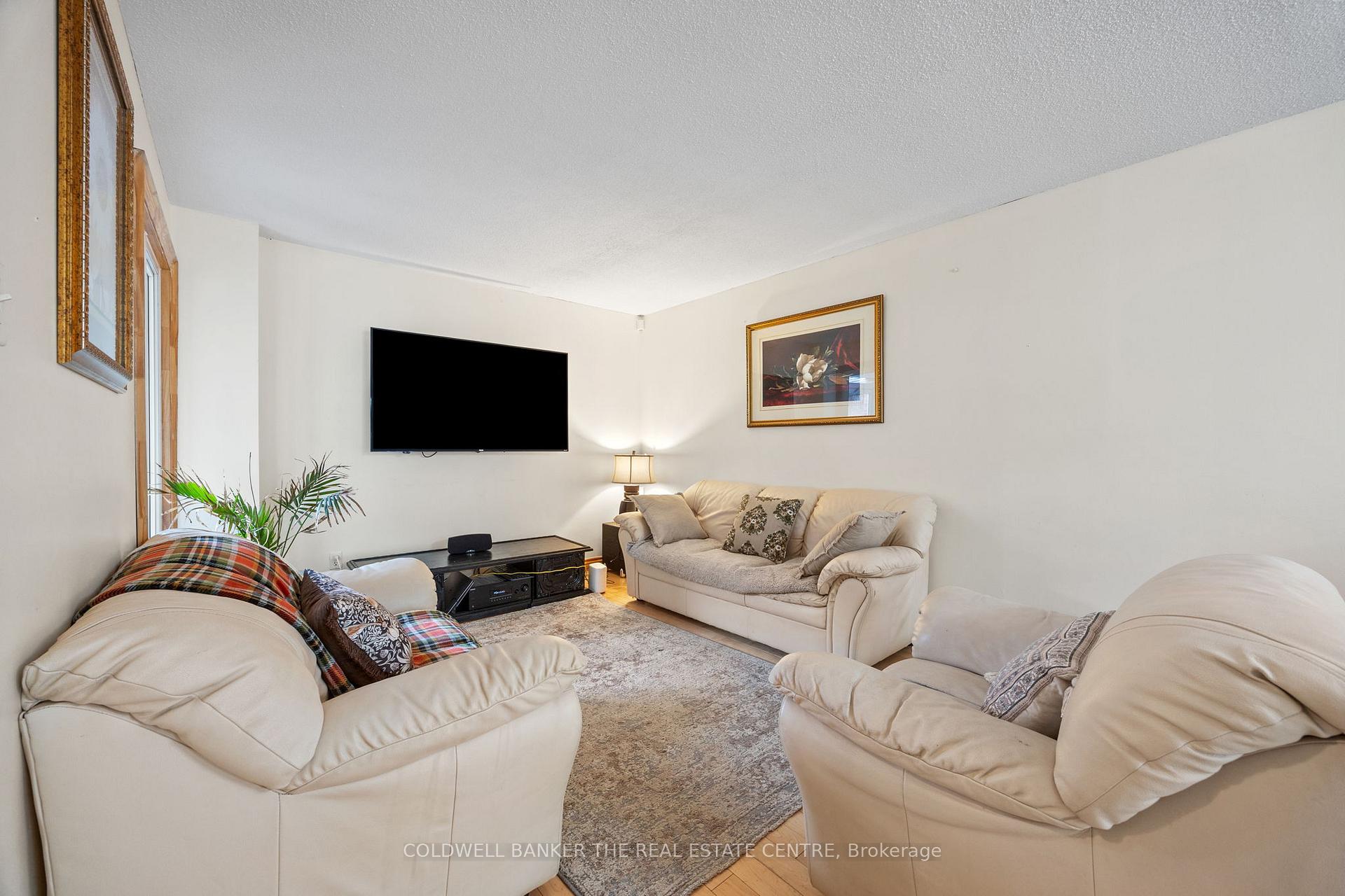 Photo 5 of 32 Rejane Crescent, Vaughan, Crestwood-Springfarm-Yorkhill — HOMEH