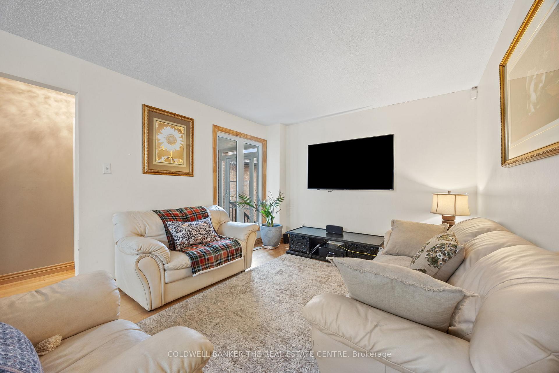 Photo 6 of 32 Rejane Crescent, Vaughan, Crestwood-Springfarm-Yorkhill — HOMEH