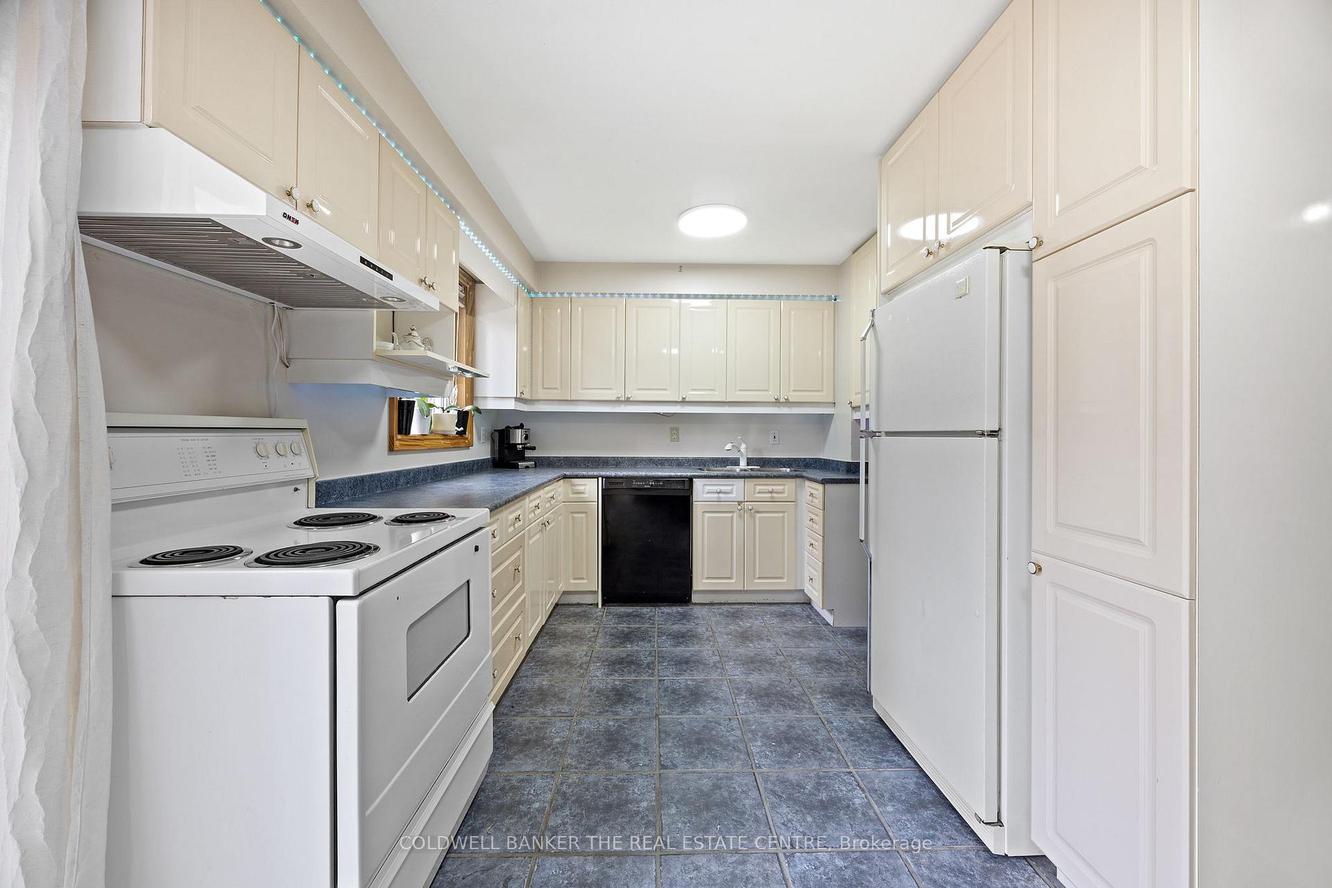 Photo 15 of 32 Rejane Crescent, Vaughan, Crestwood-Springfarm-Yorkhill — HOMEH