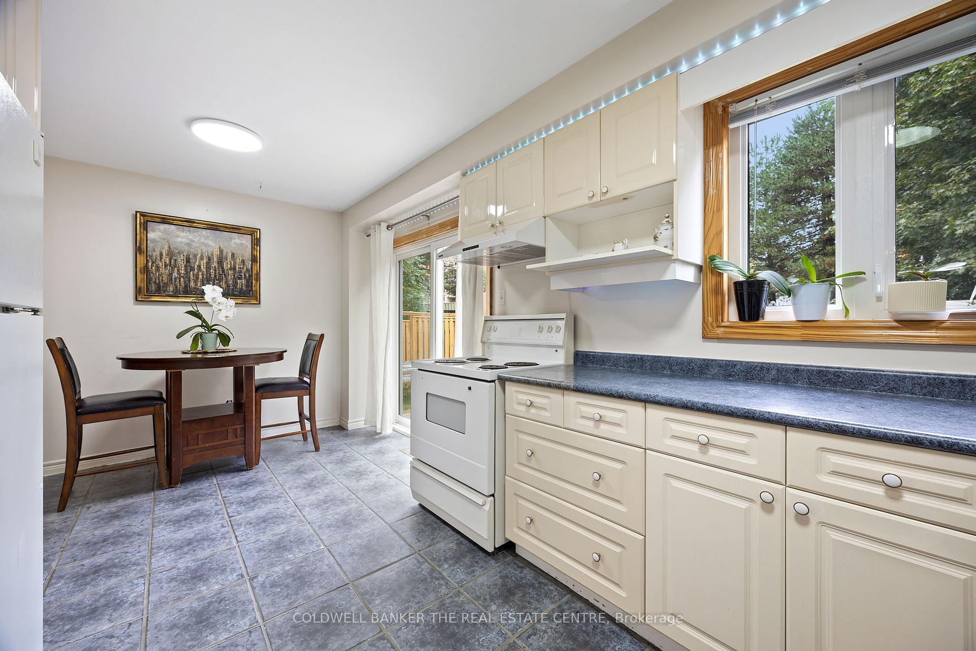 Photo 17 of 32 Rejane Crescent, Vaughan, Crestwood-Springfarm-Yorkhill — HOMEH
