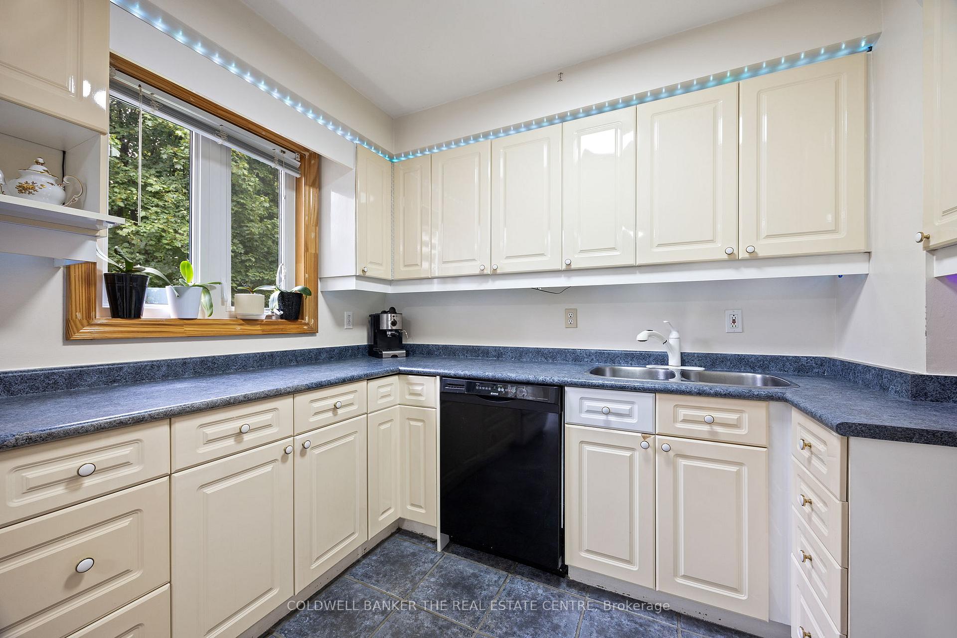 Photo 18 of 32 Rejane Crescent, Vaughan, Crestwood-Springfarm-Yorkhill — HOMEH