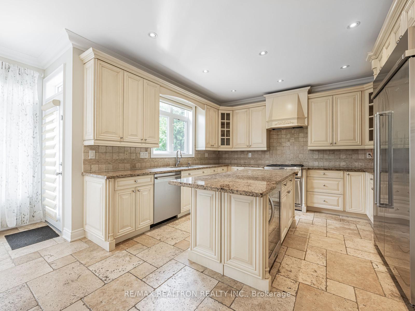 Photo 14 of 130 Cooks Mill Crescent, Vaughan, Patterson — HOMEH